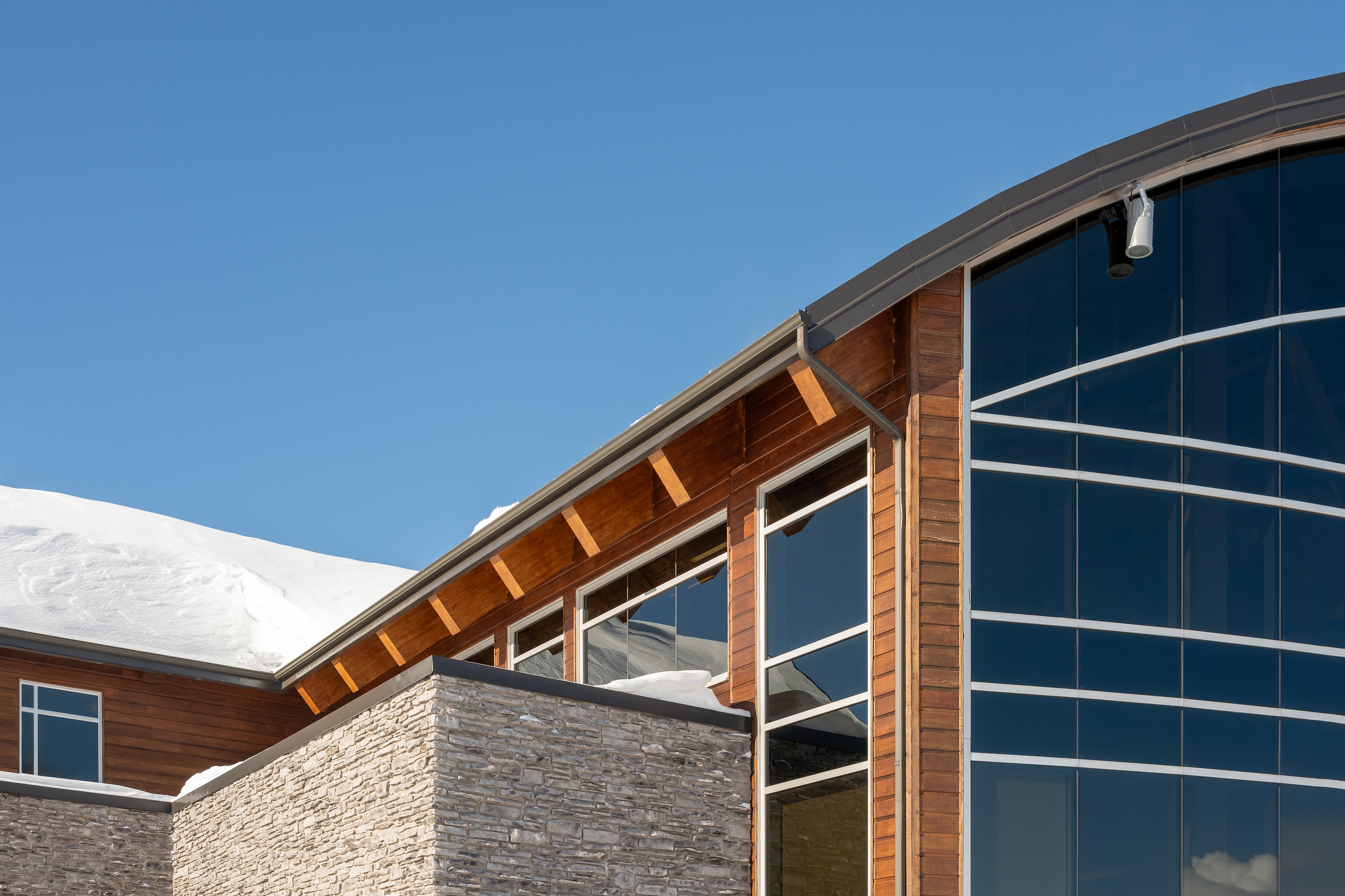 Façade vitrée courbée du Pavillon Mellon à Jonquière