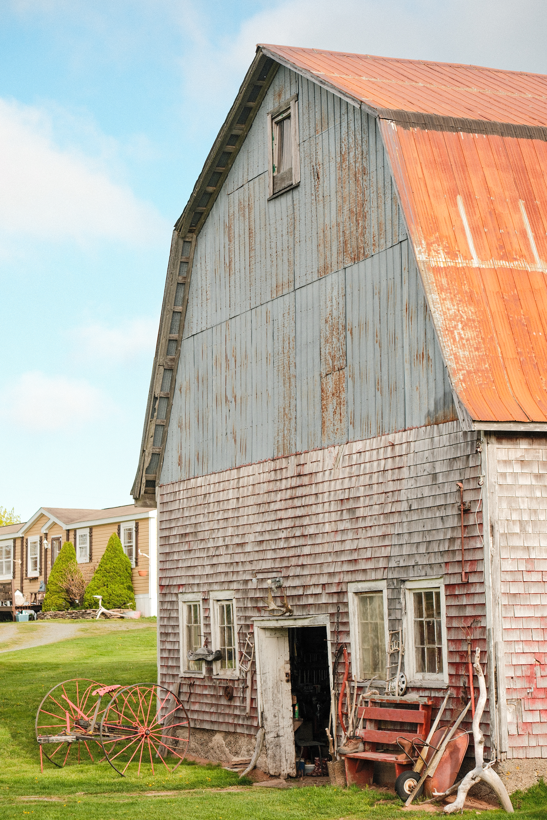 Vieille grange au toit rouge, ciel bleu