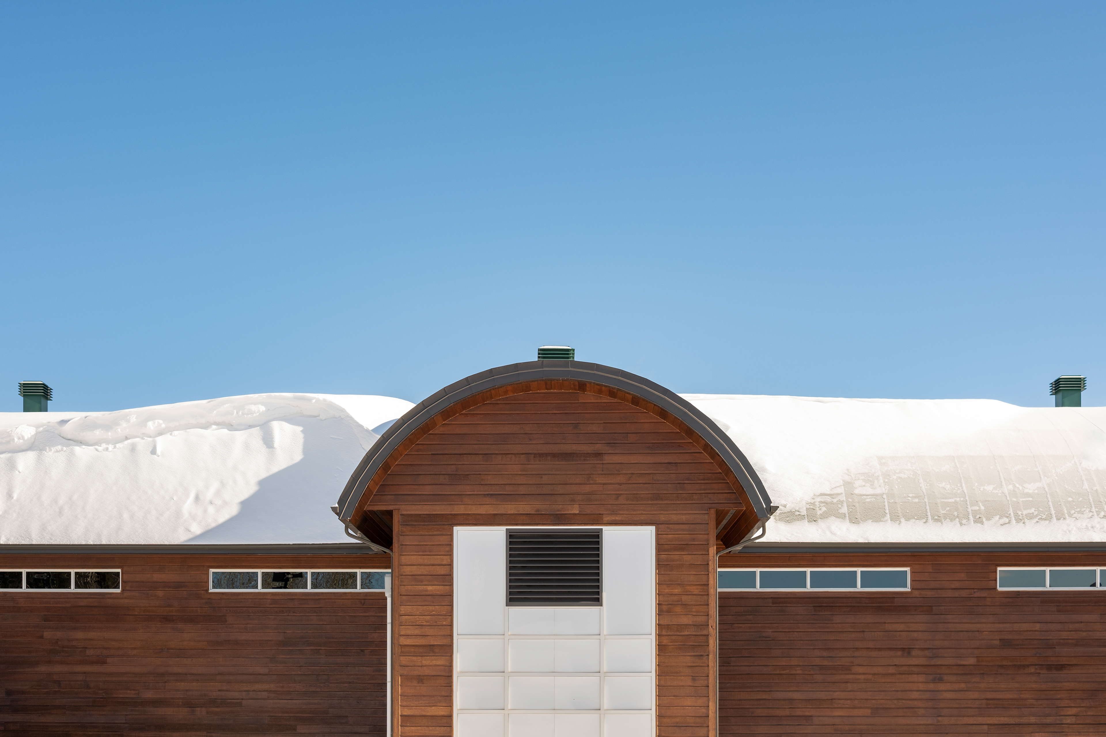 Pavillon Mellon à Jonquière, centre sportif en bois local photographié en hiver