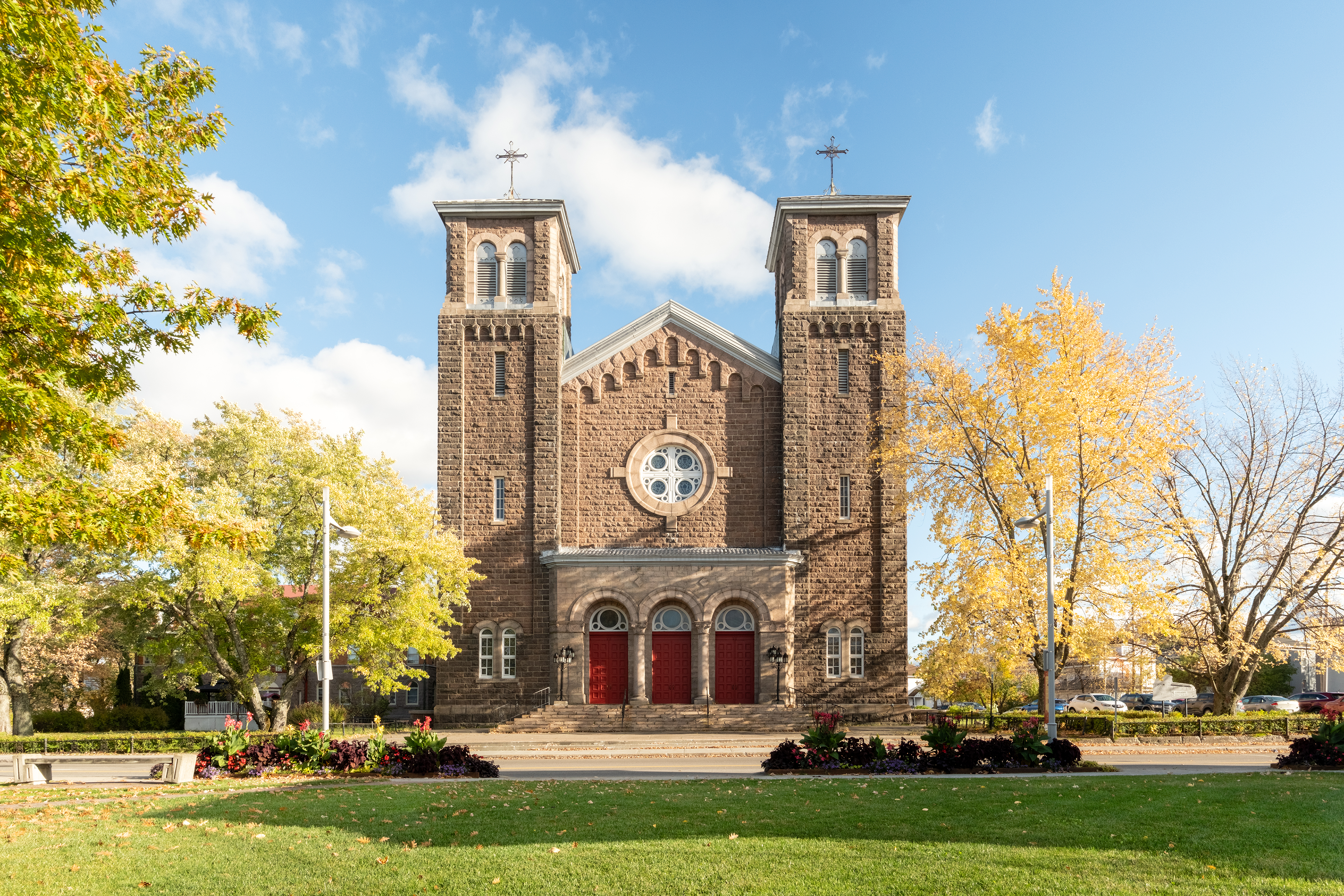 L'église Sainte-famille, éclairé par un soleil d'été, ambiance joyeuse et lumineuse.