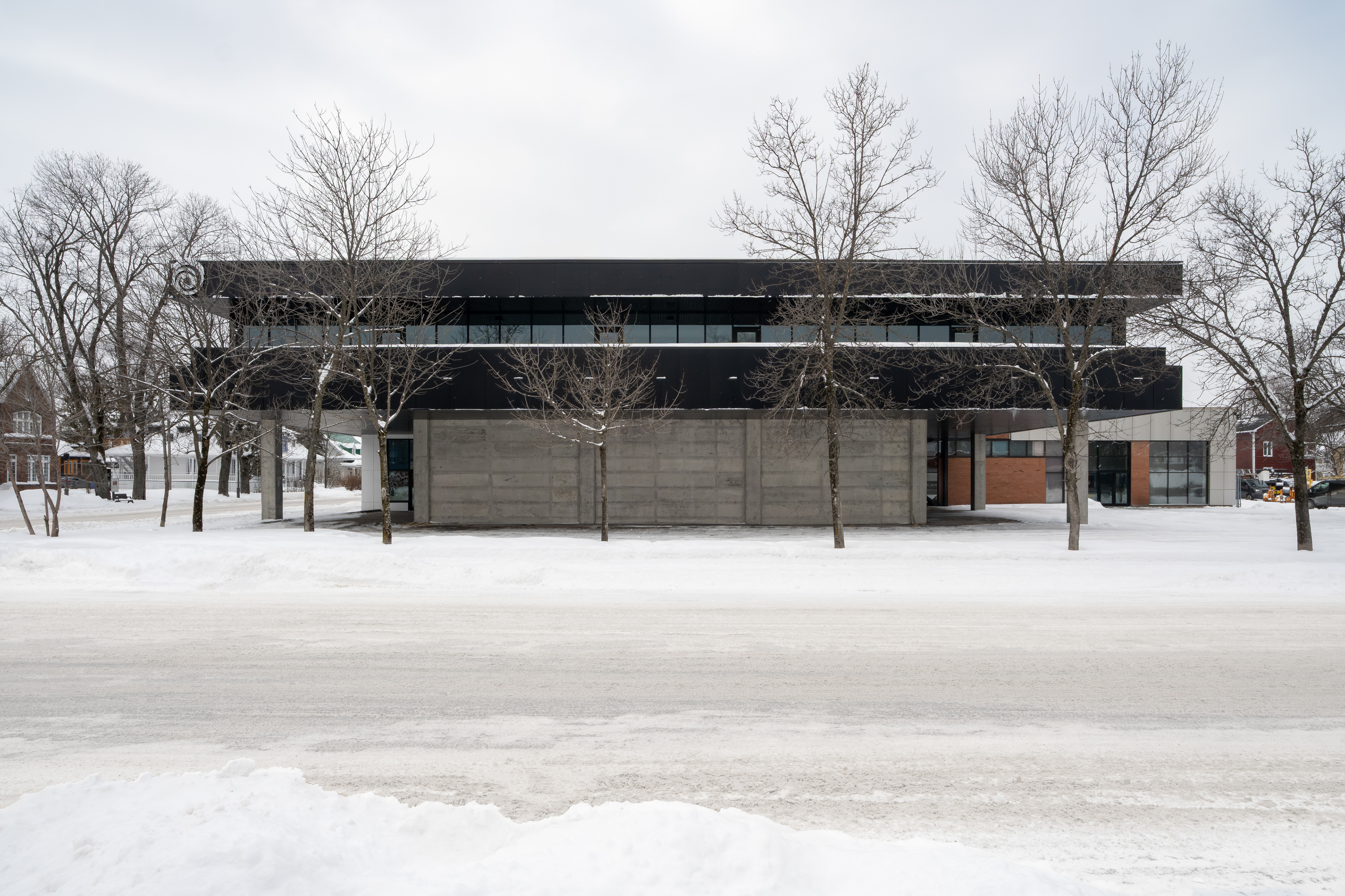 Vue complète du bâtiment Ubisoft Saguenay en contexte hivernal