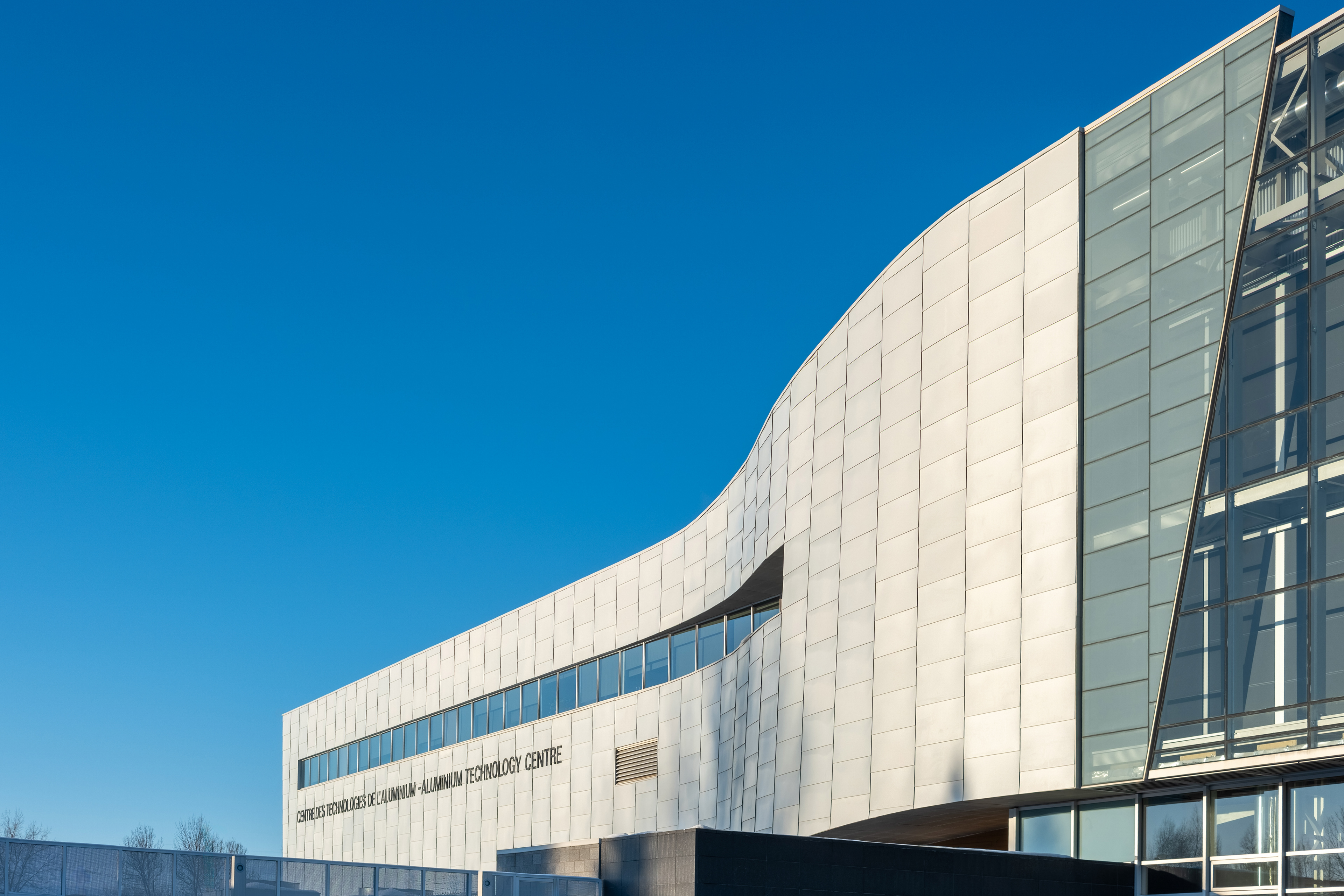 Façade courbée en aluminium du bâtiment de recherche CNRC