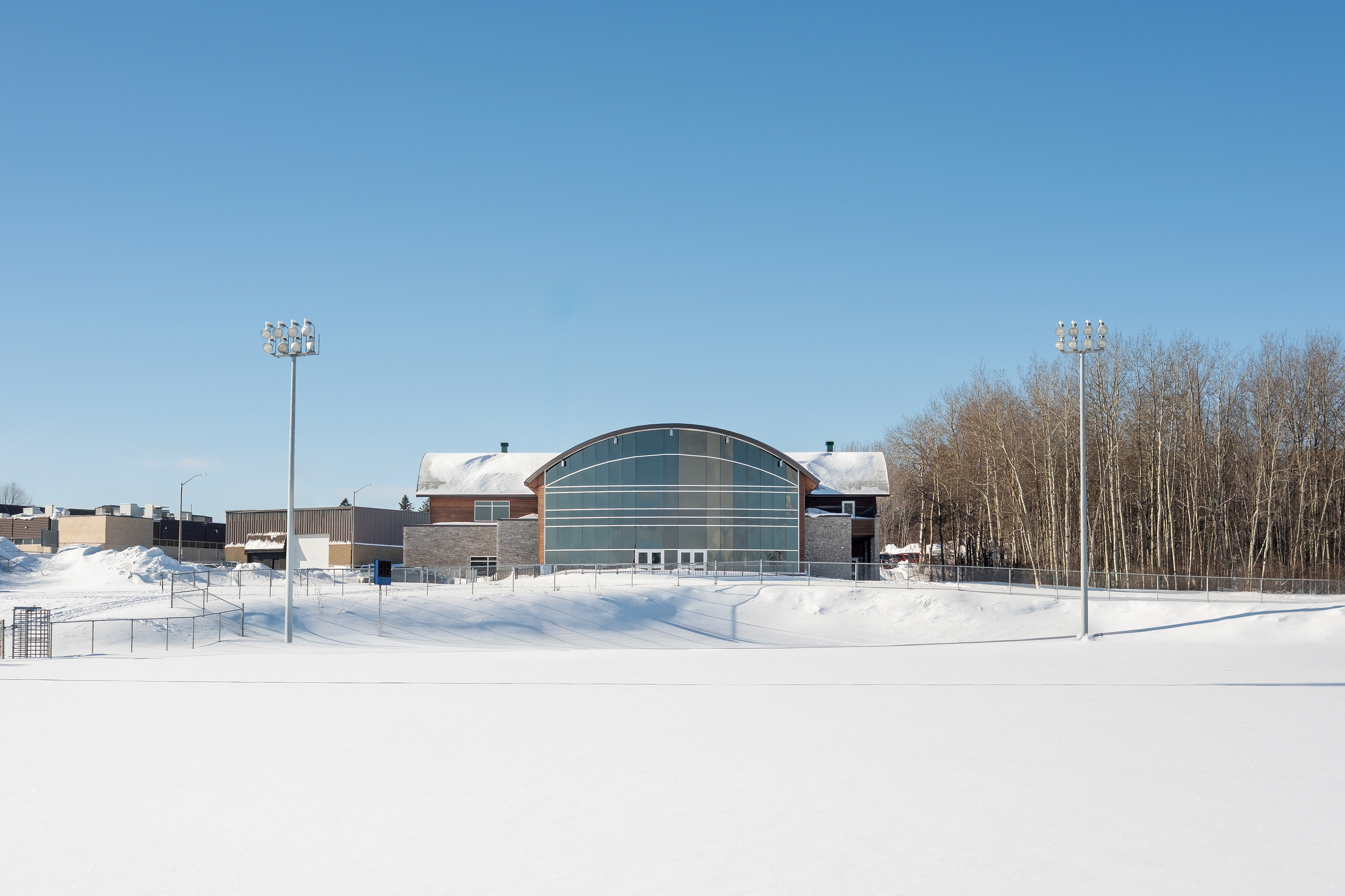 Vue d’ensemble du Pavillon Mellon, centre sportif à Jonquière en hiver