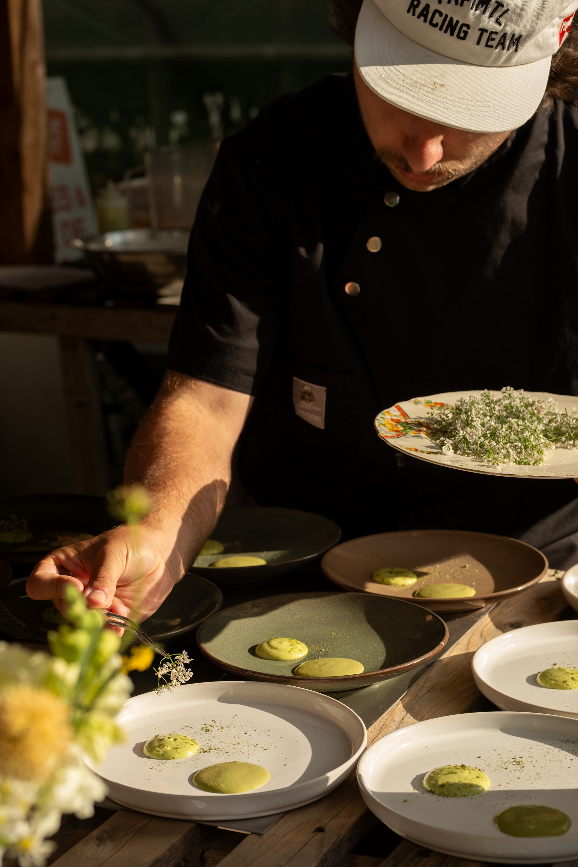 cuisinier qui fait la mise en place des plats du premier service