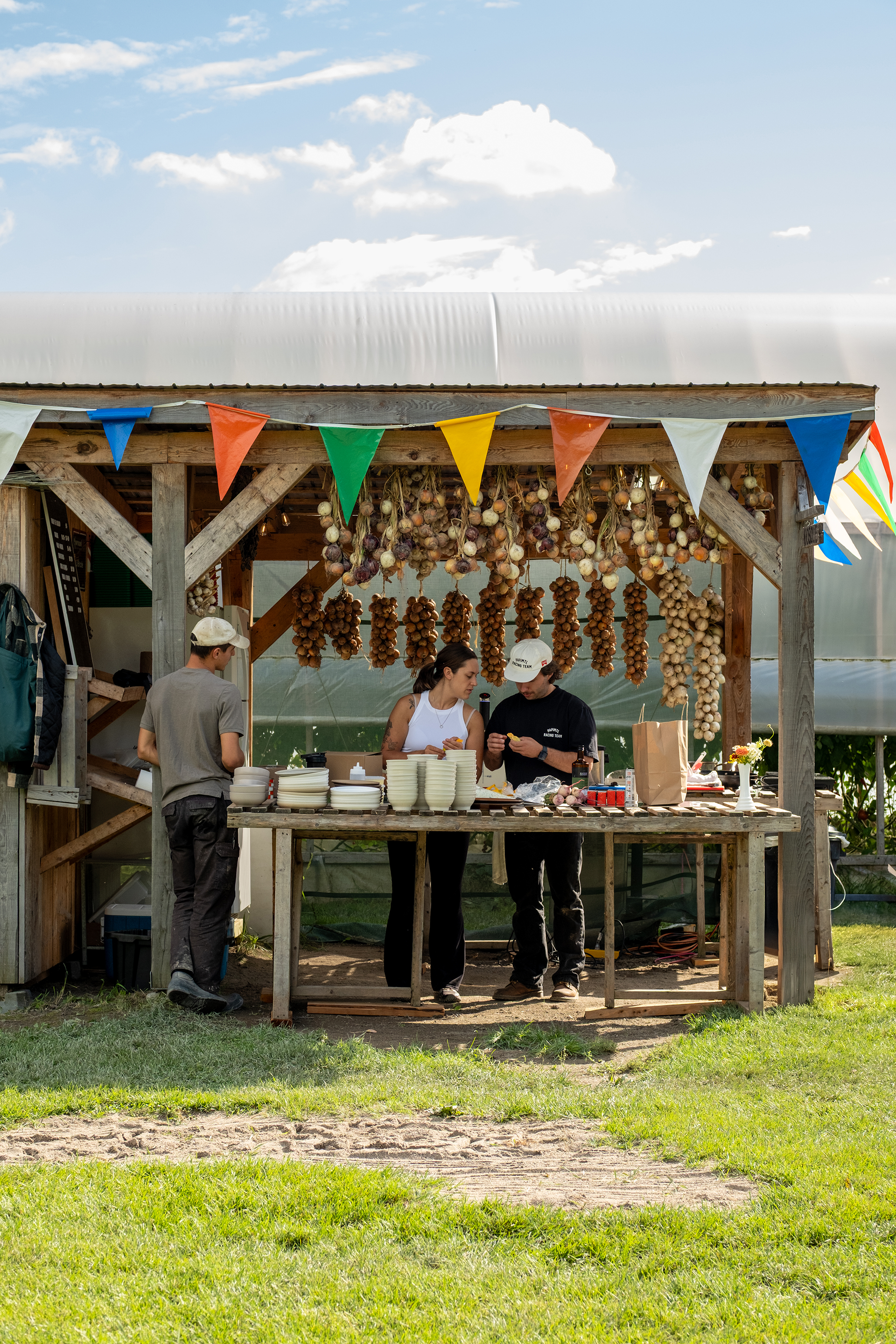 Kiosque extérieur, belle journée d'été, cuisinier prépare les repas du jour