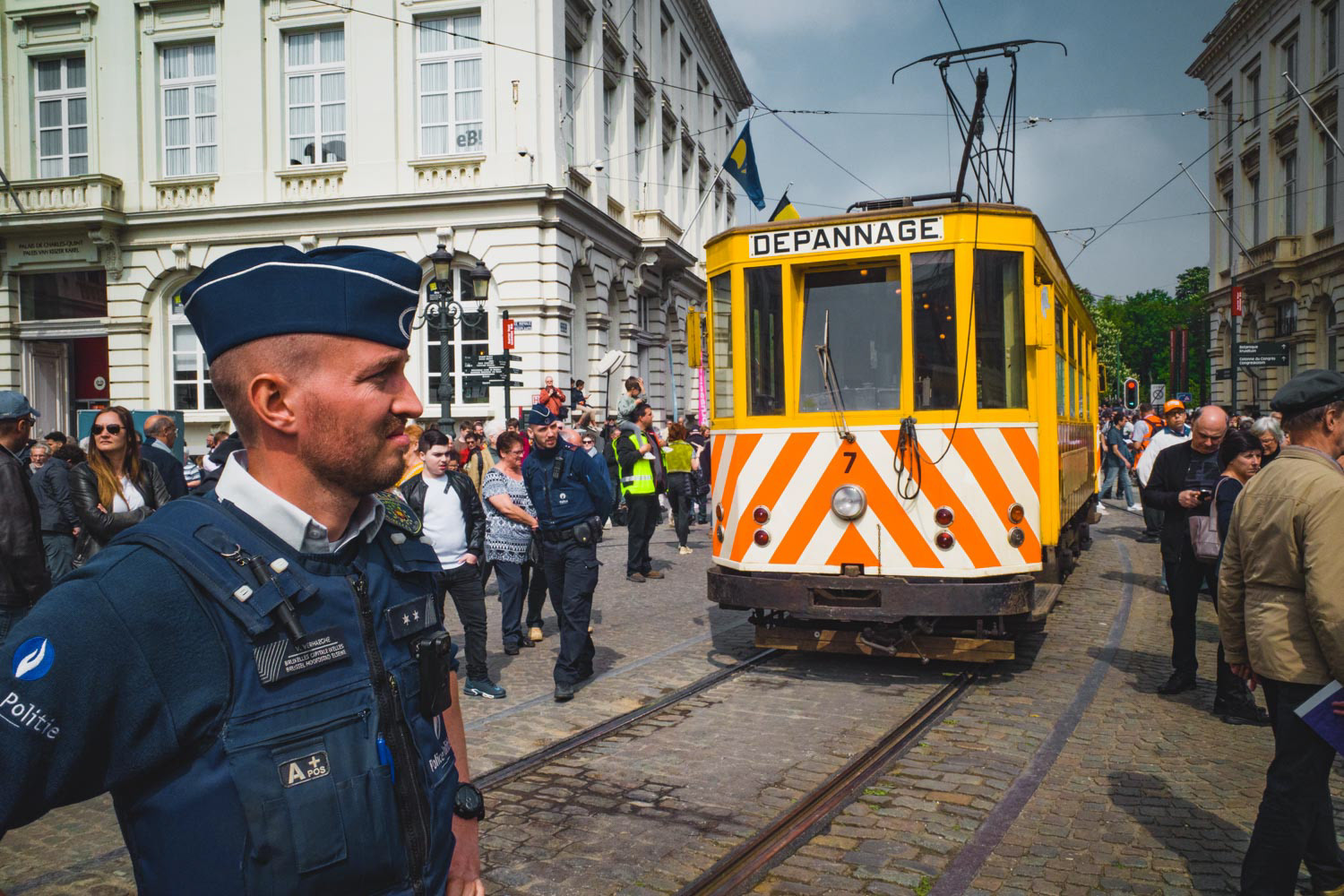 Policeman and tram/Polícia e elétrico