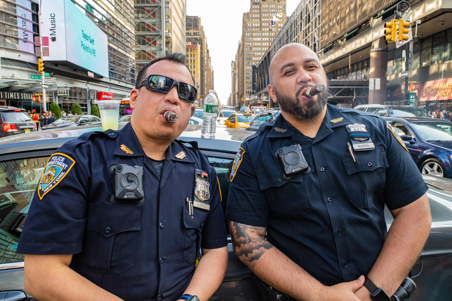 Policemen smoking cigar/Policias a fumar charuto