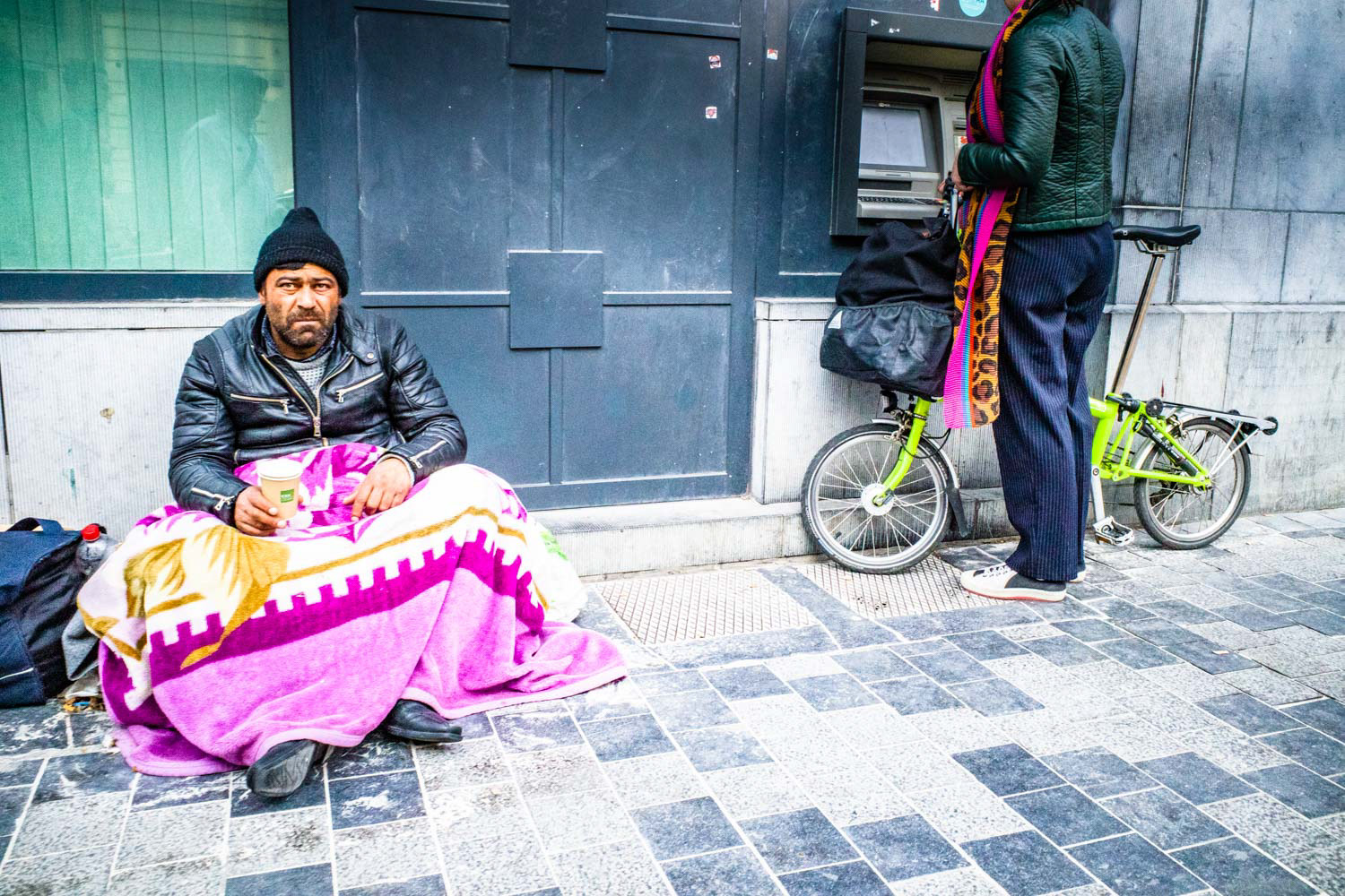 Cyclist and beggar/Ciclista e pedinte