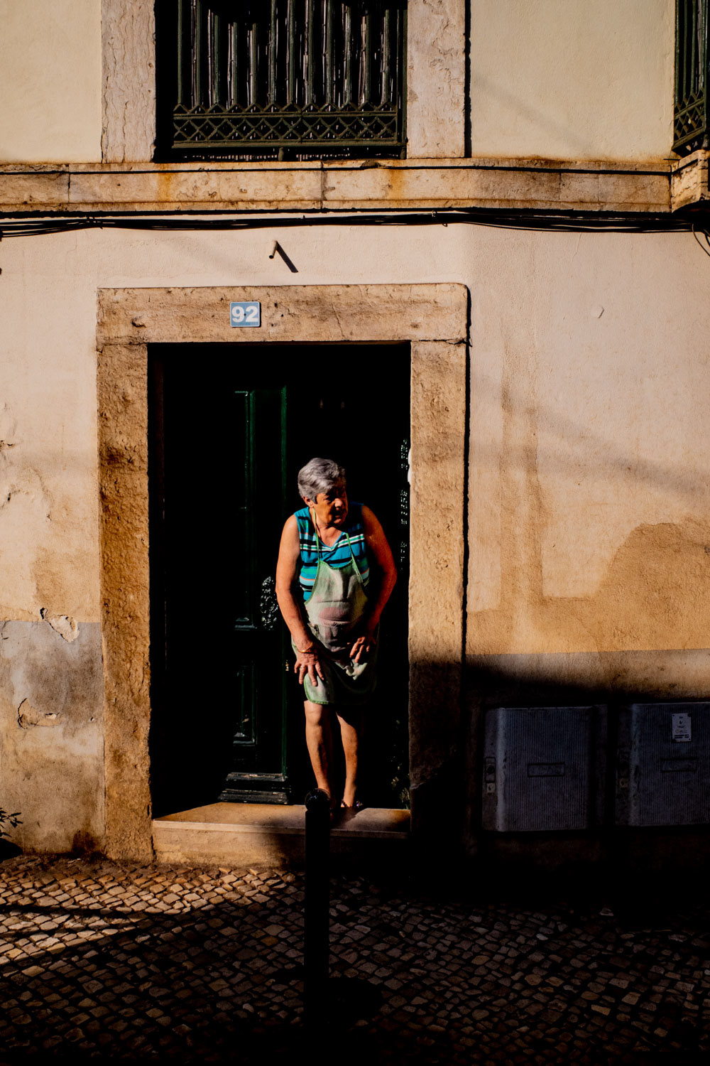Lady at the entrance/Senhora à porta