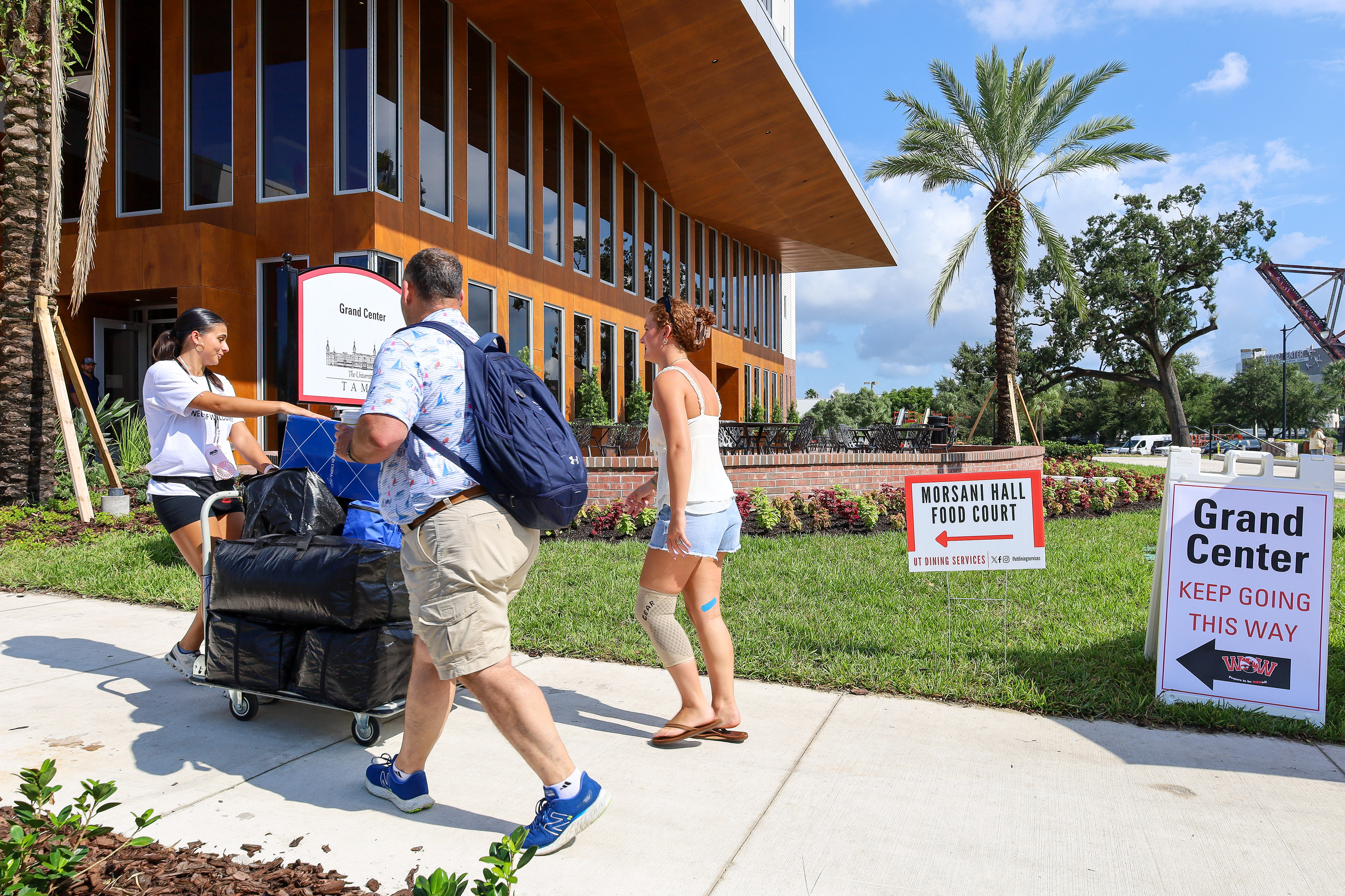 UTampa WOW Leaders Helps UTampa Family with Move-In.
