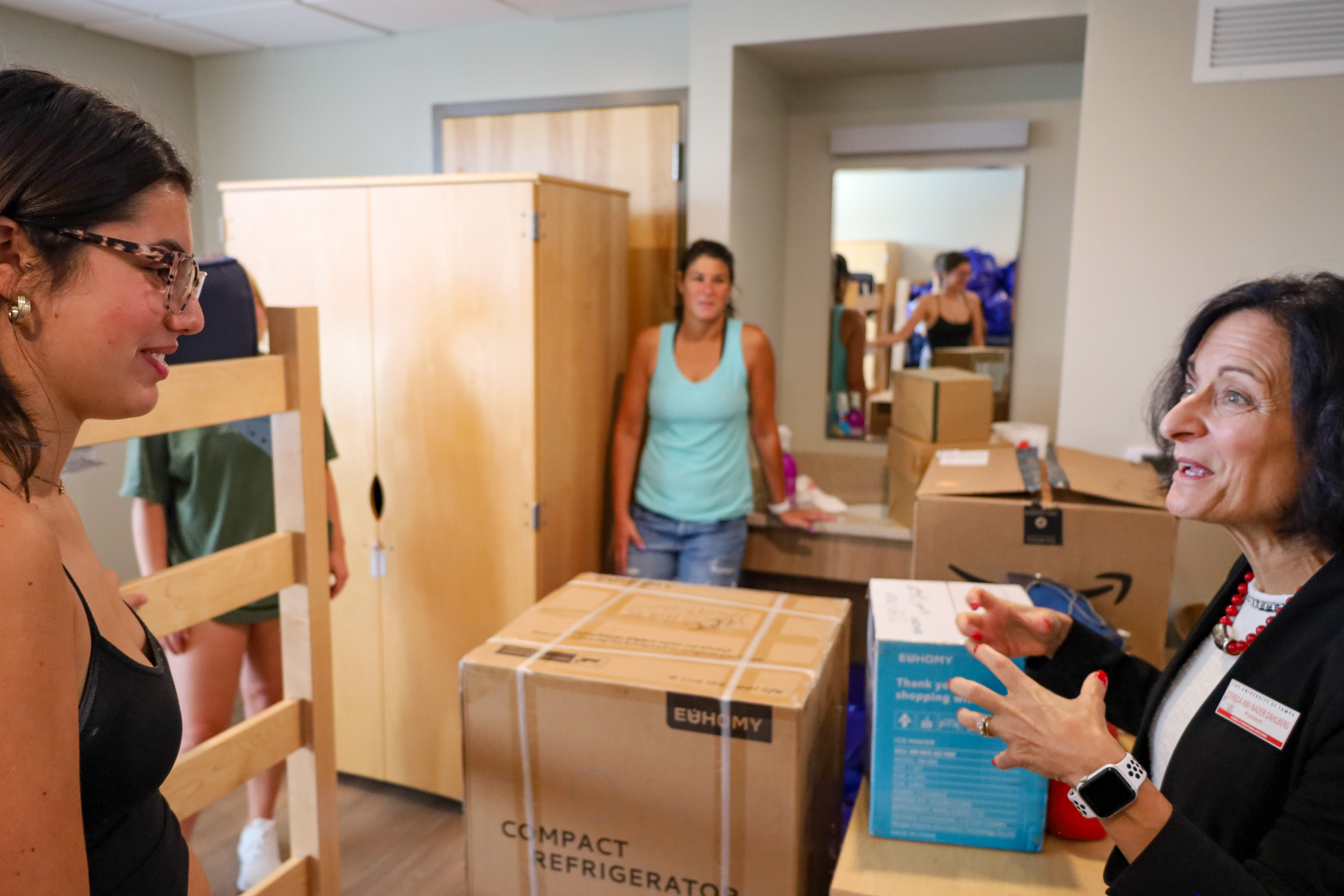 UT President Teresa Abi-Nader Dahlberg Talks to UT Student as She Moves Into Her Resident Hall.
