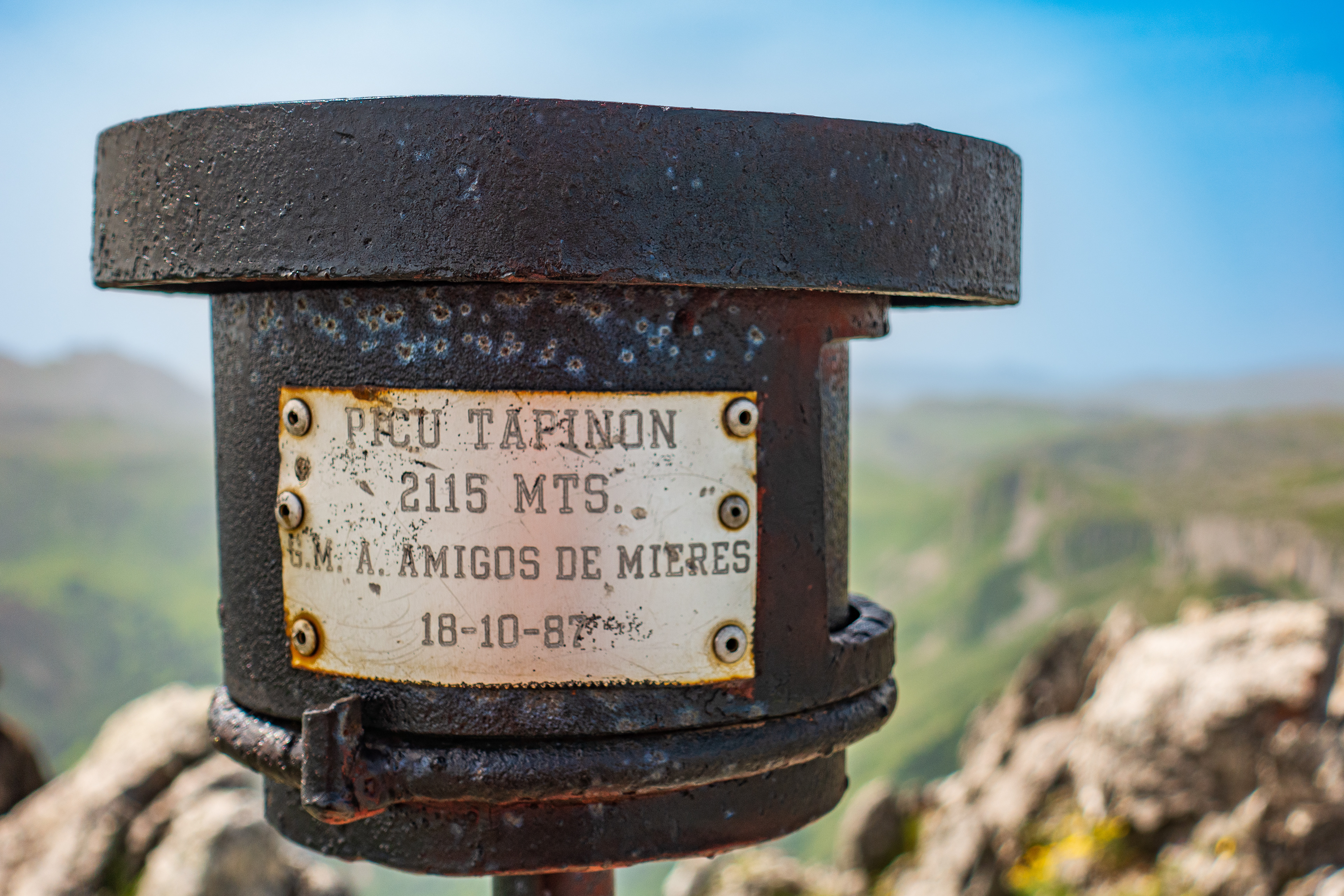 buzón en cumbre cumbre Tapinón