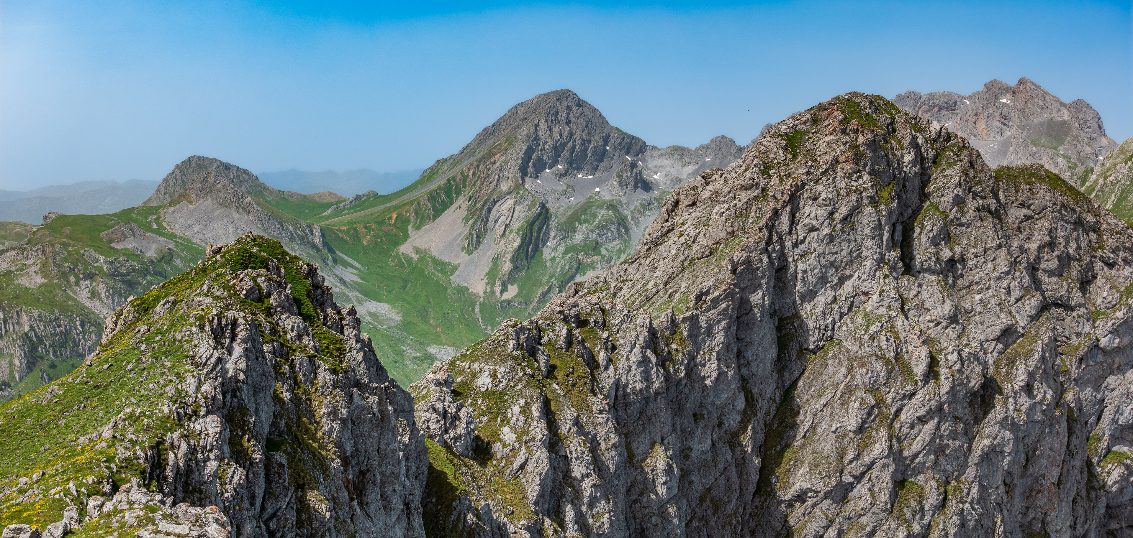 vista panorámica al Siegalavá (en primer término) al Fondo Ubiñas y Fontanes