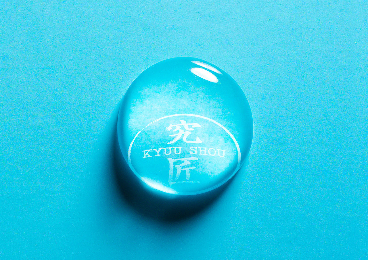 清透無暇的水滴,傳達究匠品牌標誌的意象