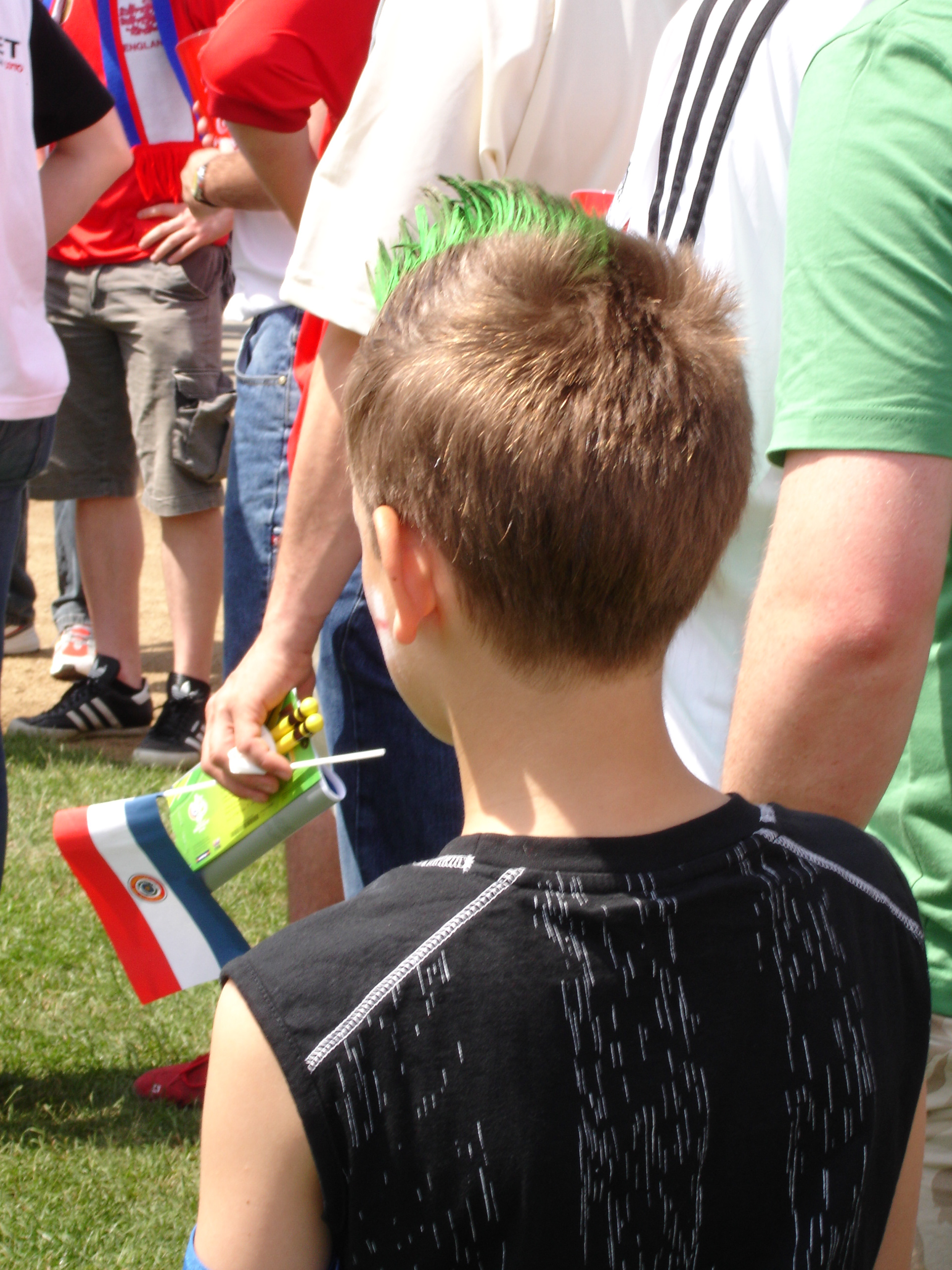 Fremder Junge in Grün.