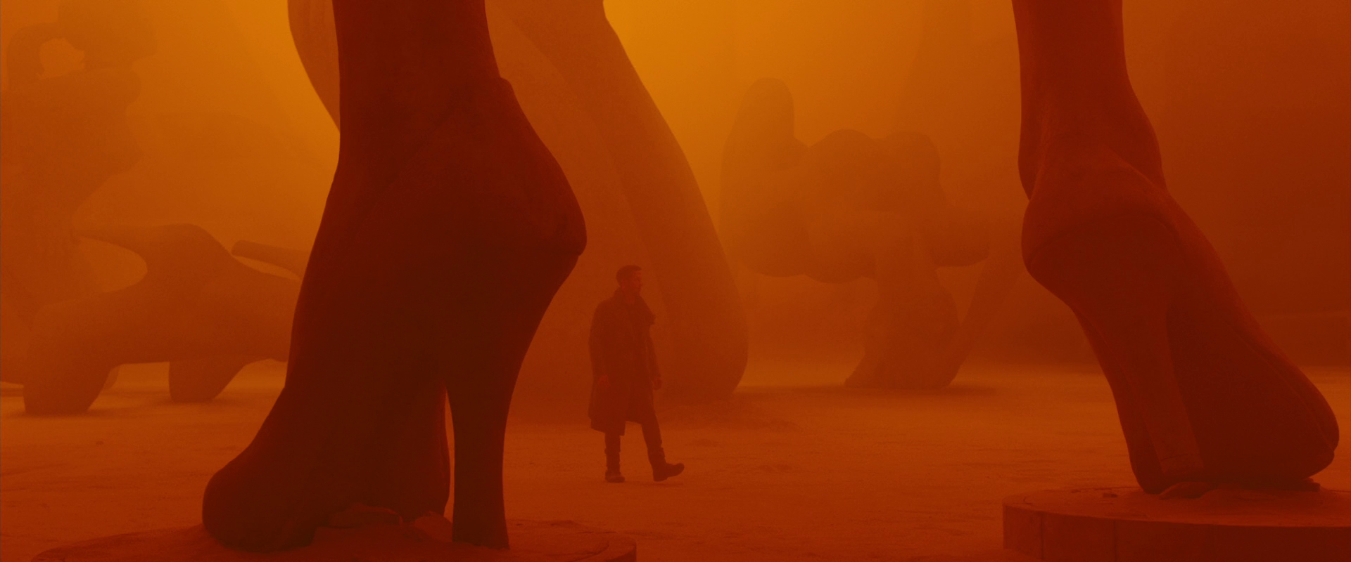 Бегущий по сцене. Blade Runner 2049 Cinematography. Бегущий по лезвию 2049 пустыня. Бегущий по лезвию цветовая гамма. Бегущий по лезвию конь.