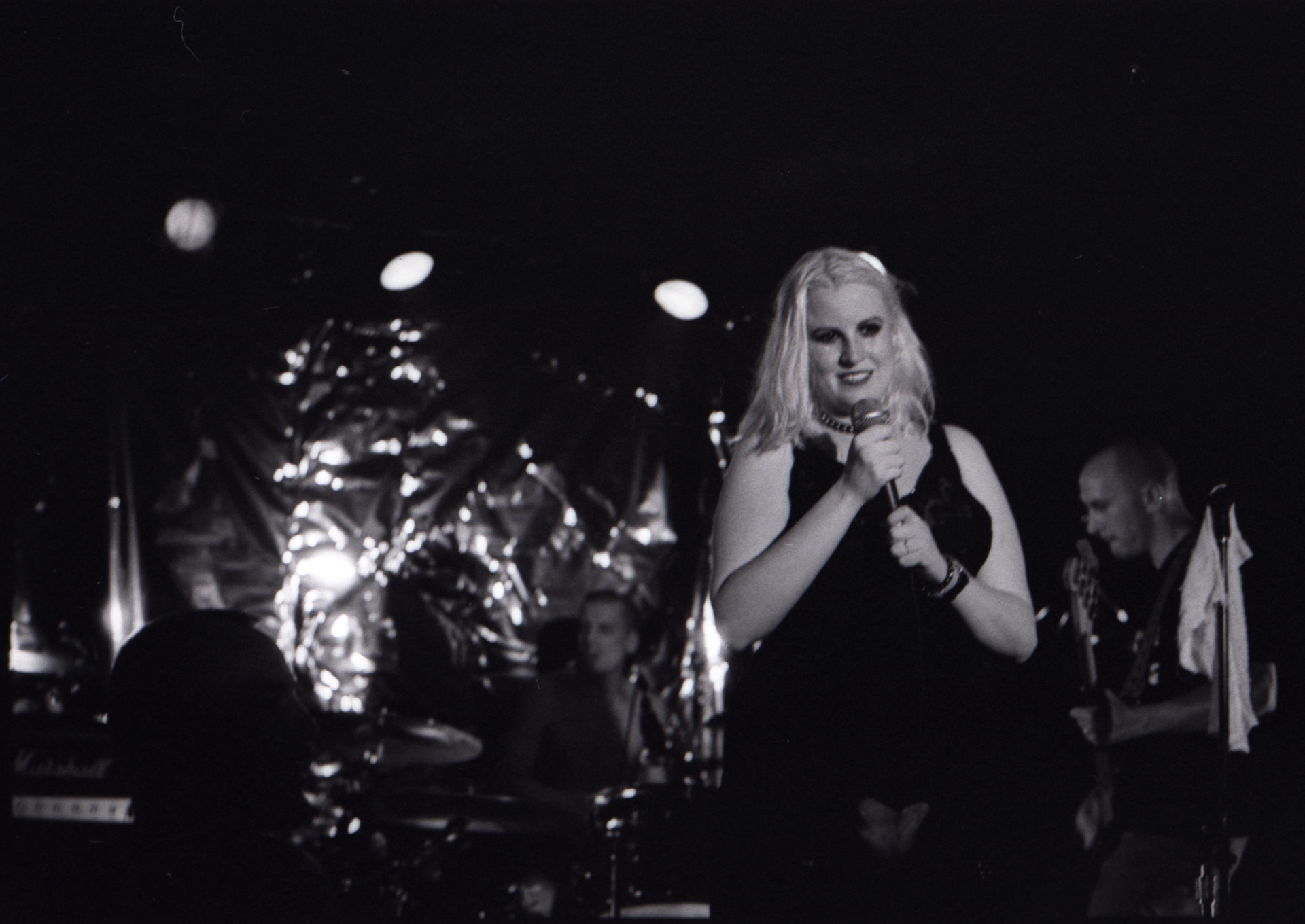 Chloe of Snuka performing live