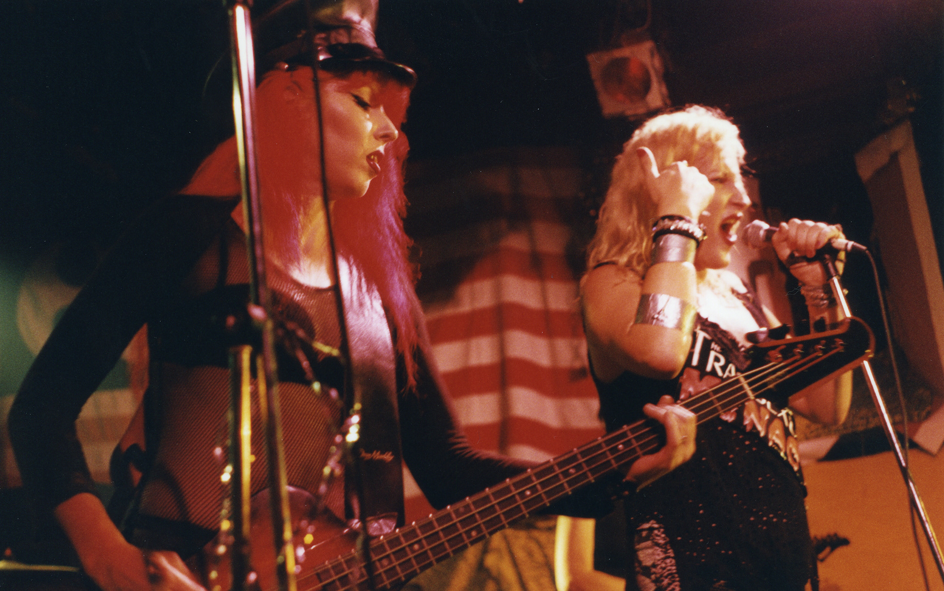 Transisters performing live , Gyda Gash, Chloe Dzubilo 