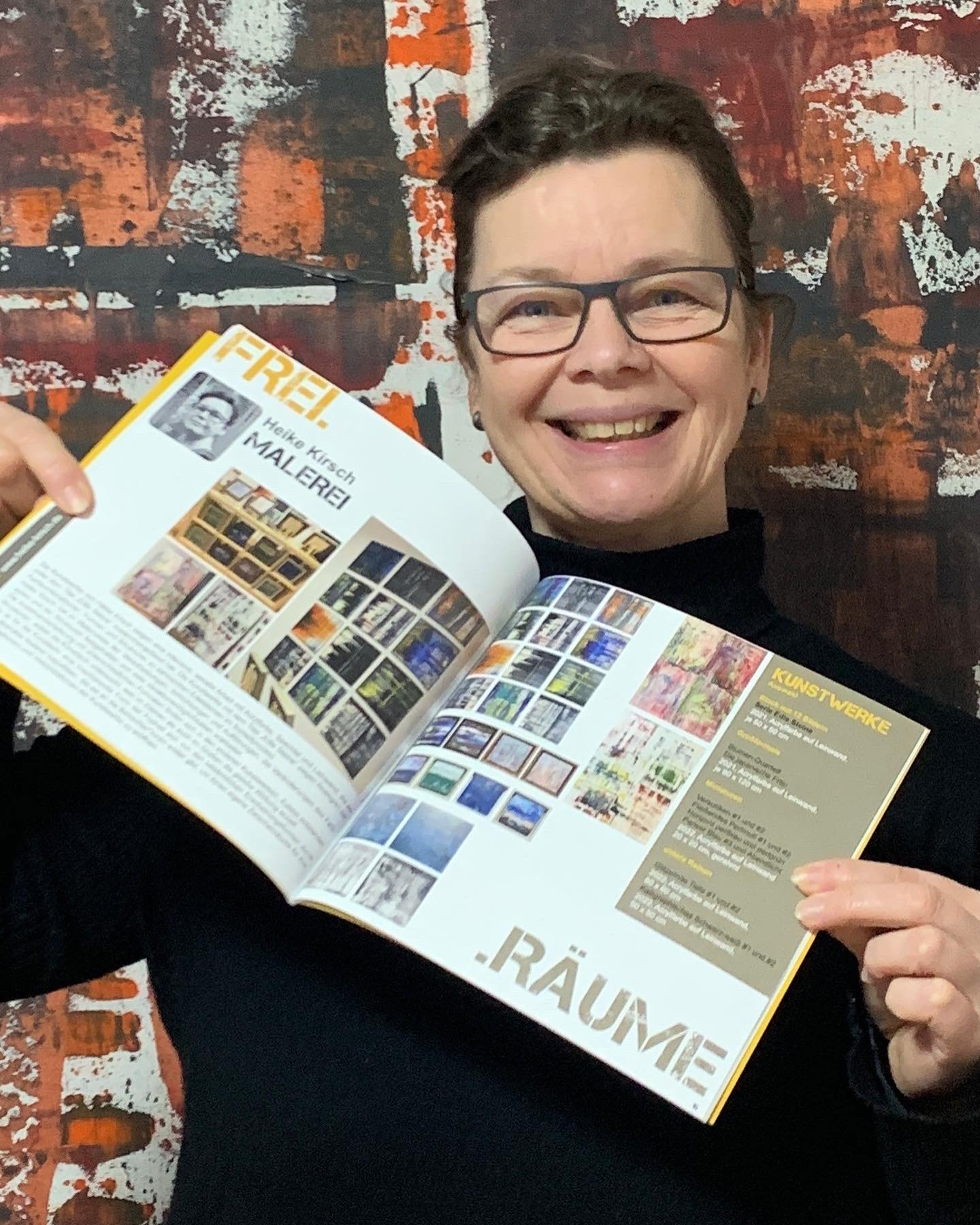 Foto Heike Kirsch mit Katalog der Ausstellung Zwischen.Räume
