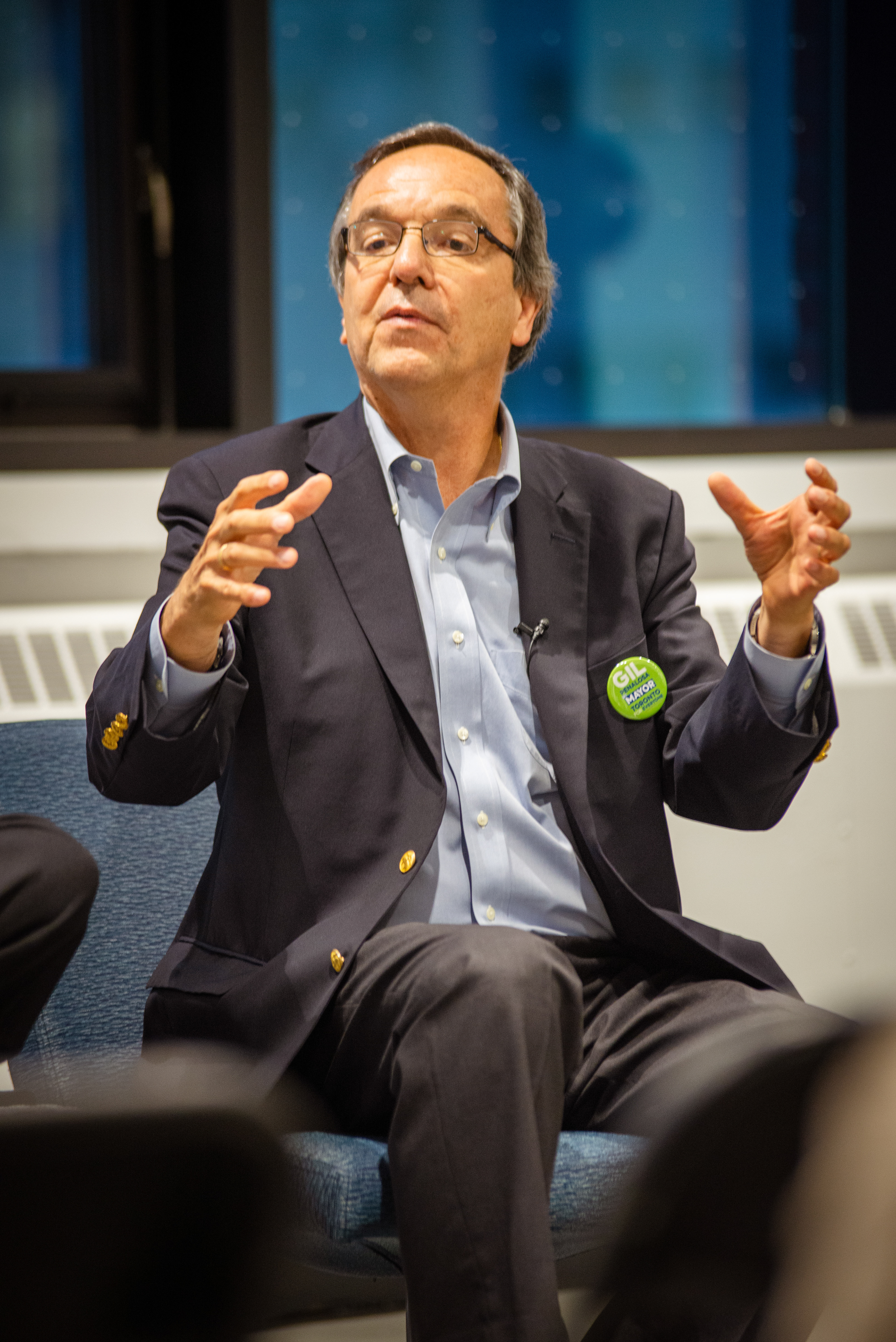 Toronto mayoral candidate Gil Penalosa speaks to students and community members at the town hall at the University of Toronto Students' Union's Student Commons on Oct. 13, 2022. (Aloysius Wong)