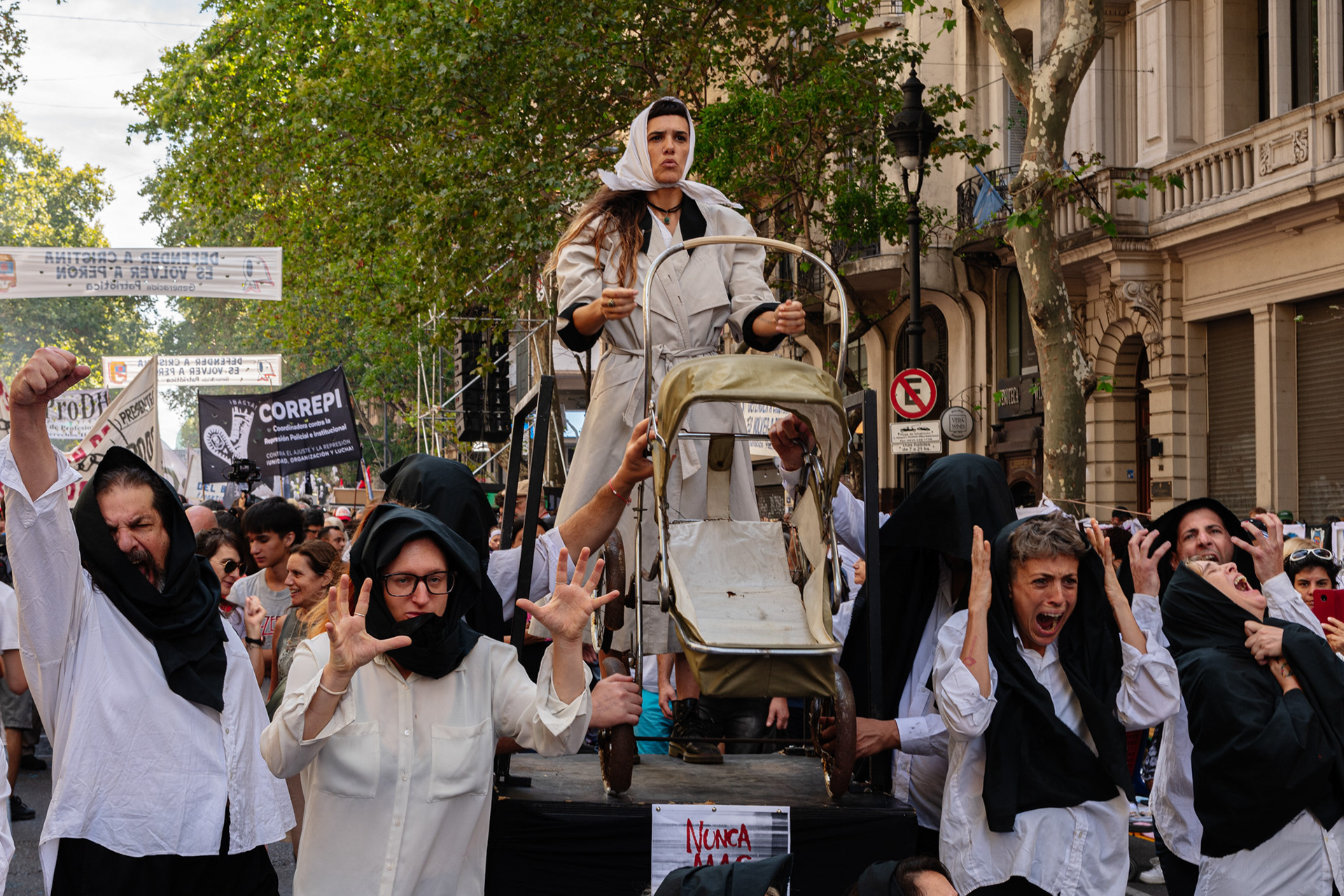 Un grupo de personas realiza una perfomance en medio de la movilización a 47 años del último golpe cívico y militar en Argentina. CABA, Argentina. El 24 de Marzo del 2023. FOTOS/Sebastian Hipperdinger.