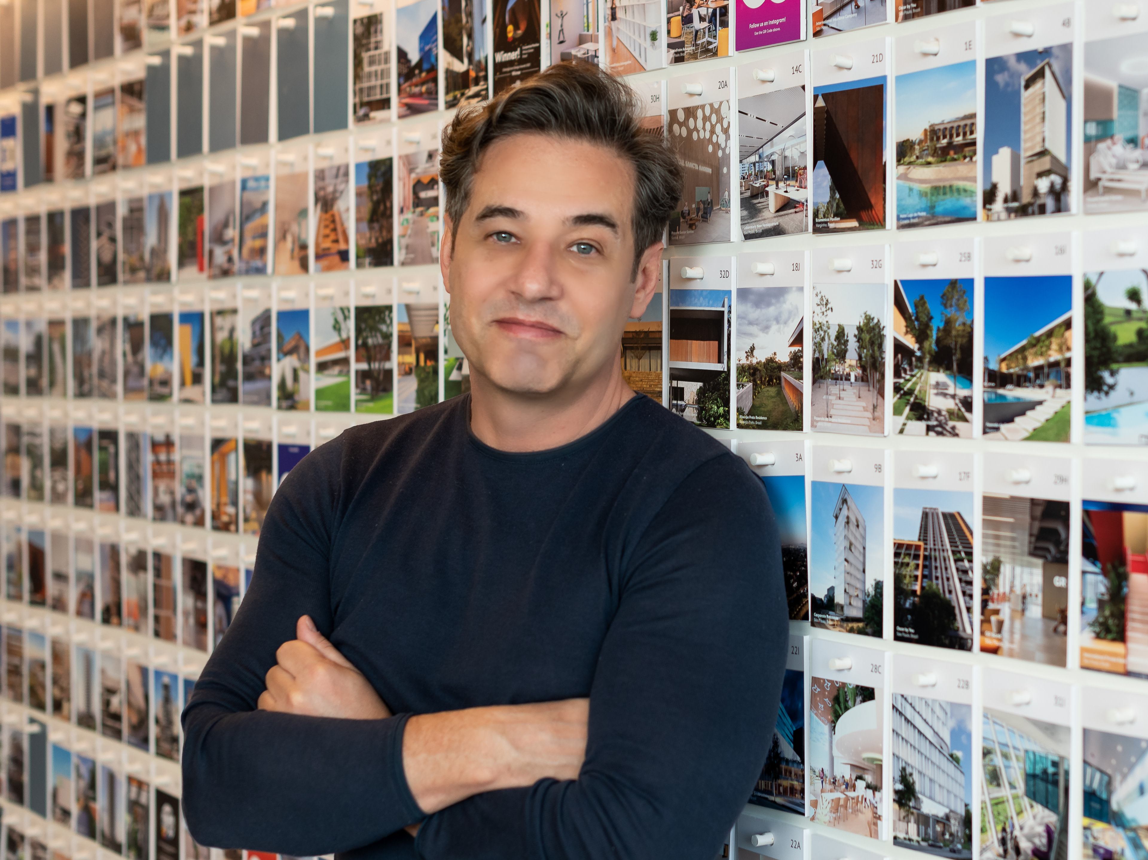 Corpo, mente e alma de arquiteto, é assim que me defino e percebo as minhas paixões pela arquitetura, design e pela vida. Estou interessado em relações humanas e carrego mais de 26 anos de experiência de atuação em diversos segmentos de atuação. Como arquiteto e empresário levo uma vida agitada e isso se alinha a minha natureza inquieta.