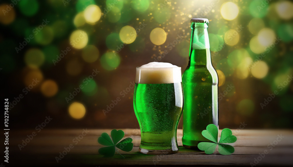 jour de la Saint Patrick, verre de boisson verte, bouteille, trèfle, table en bois
