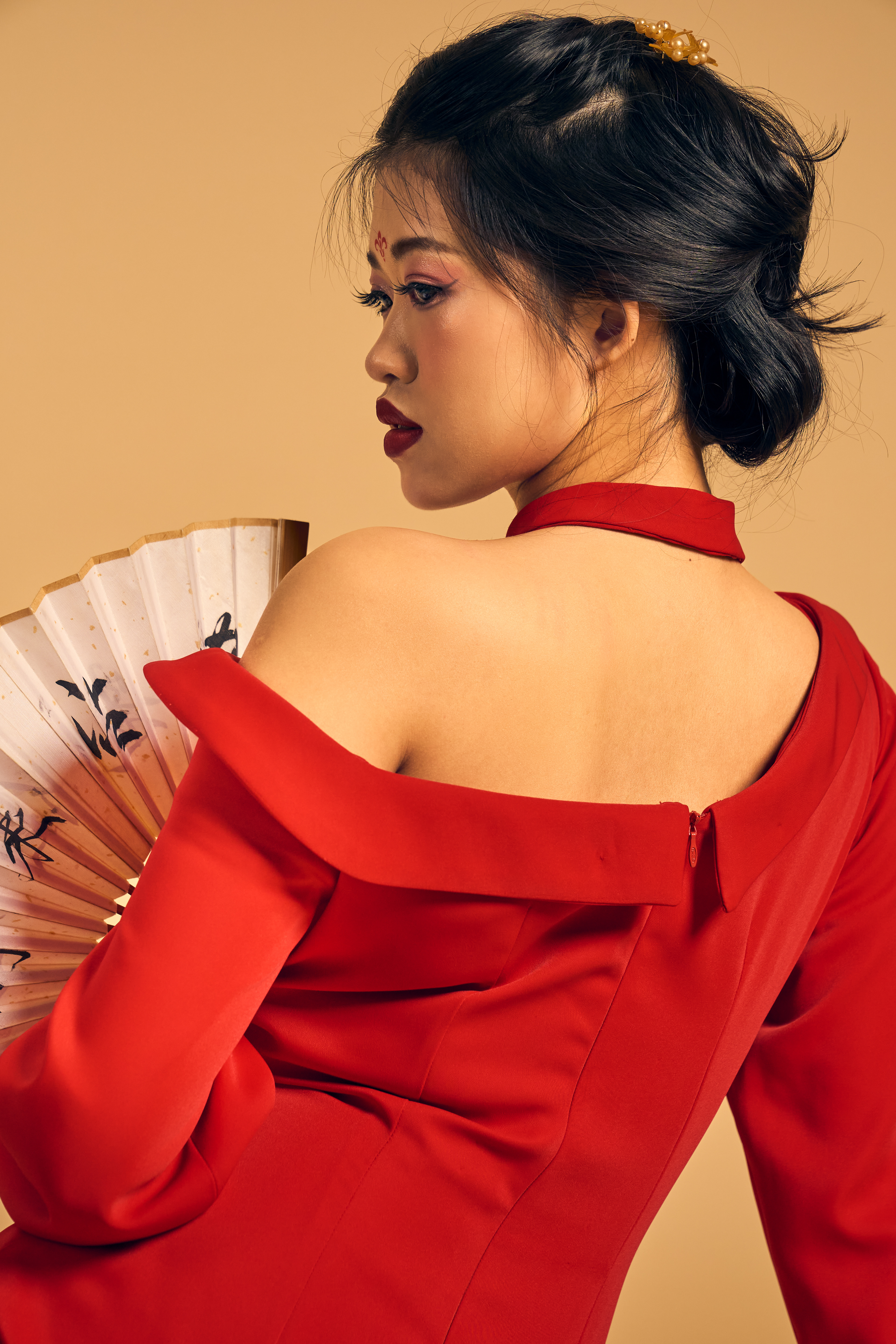 Silent Bloom A quiet harmony of modern femininity and cultural elegance. Soft silhouettes and blossoming forms express a beauty that grows with grace, not noise.  Shot in Bangkok for Elin, a Raffles International College student mini collection.