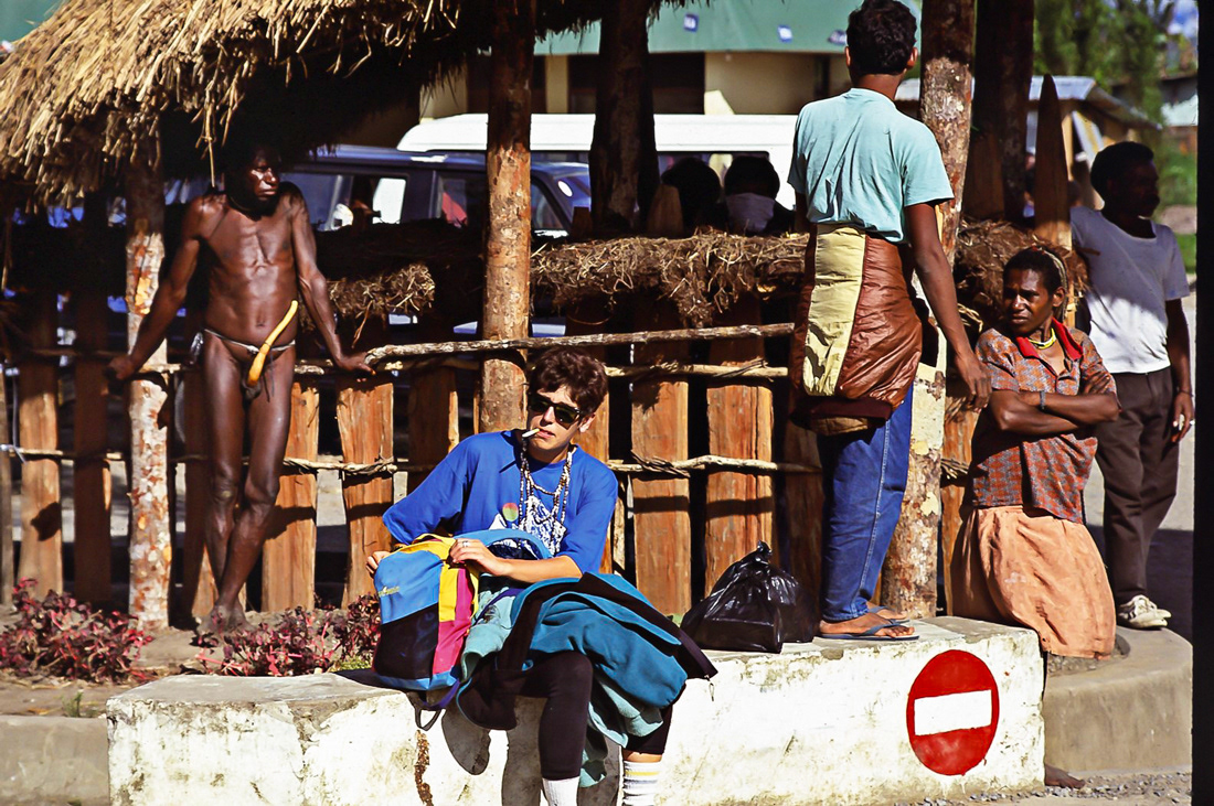 Bus stop - Baliem Valley - West Papua - © 1993 Kike Bullón