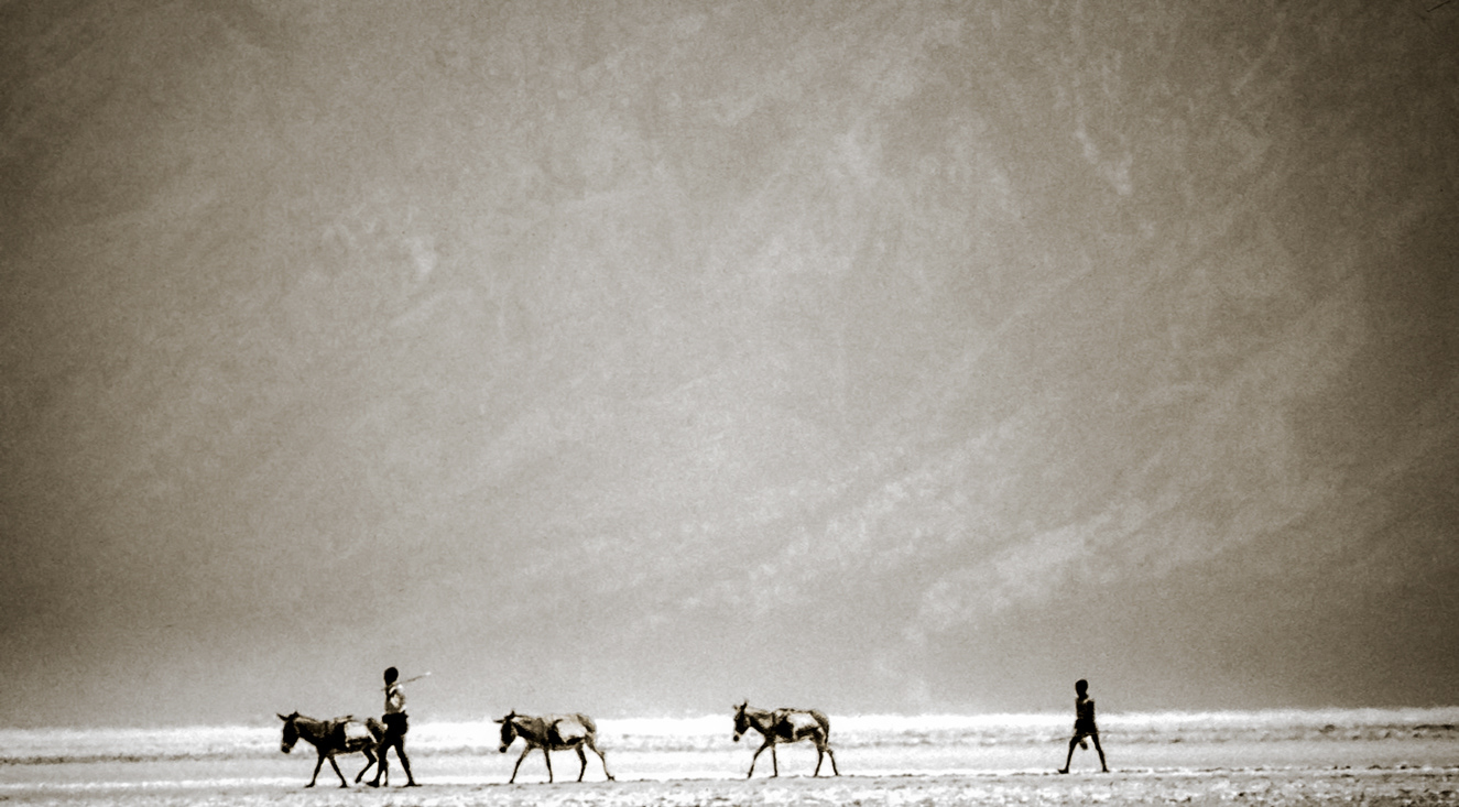Salt collectors - Lake Eyasi -  Tanzania - © 1989 TWP - Kike Bullón