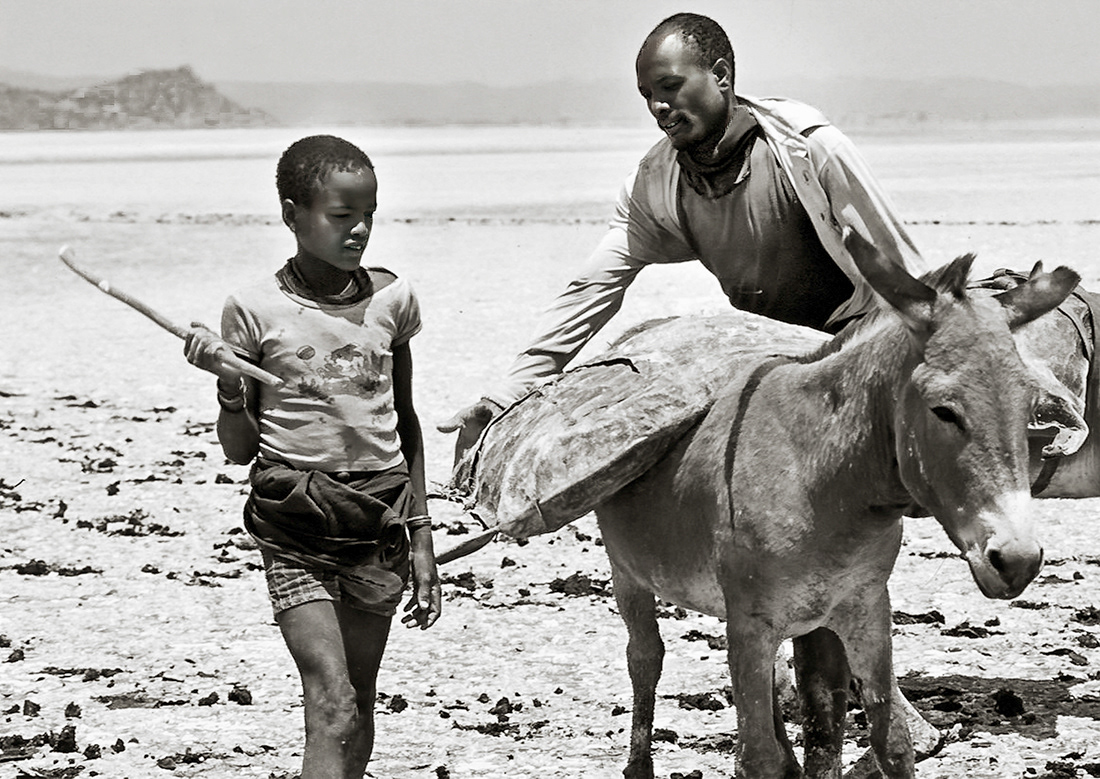 Salt Harvesters - Lake Eayasi - Tanzania - © 1989 TWP - Kike Bullón