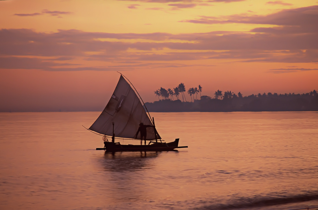 First lights - Bali - Indonesia - © 1993 Kike Bullón