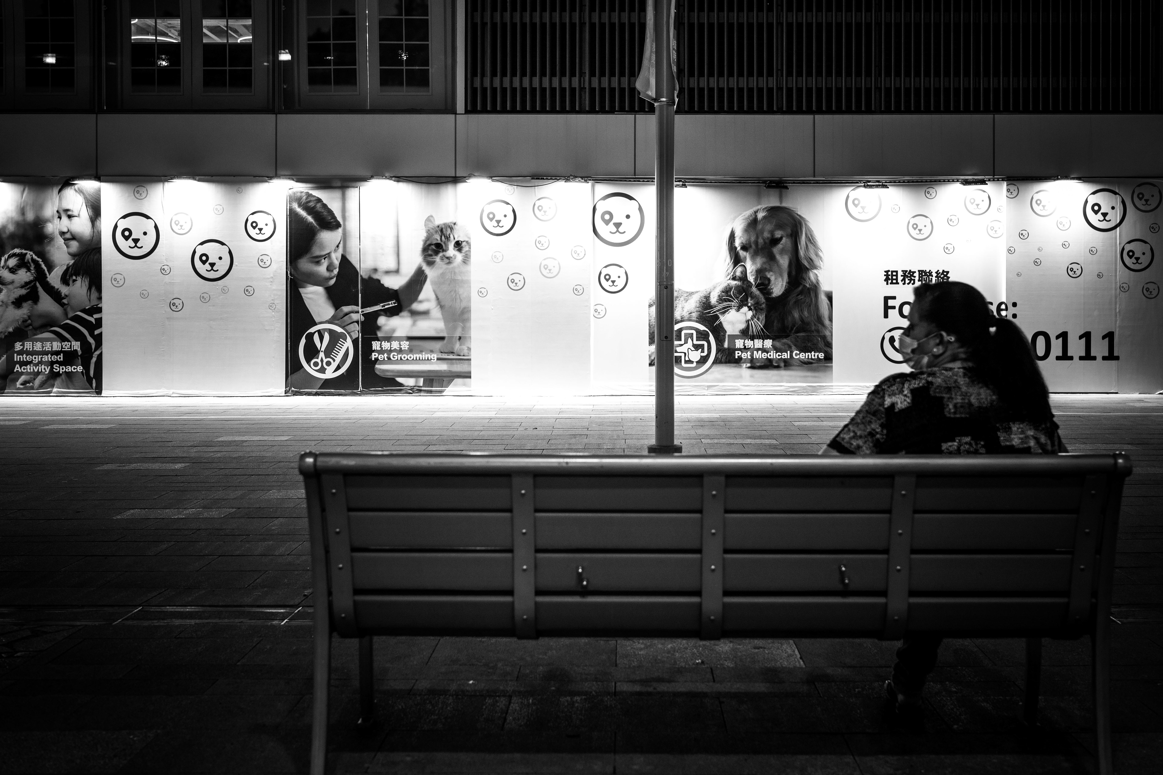 After dinner in Tsim Sha Tsui, enjoying the time to walk alone in the street. [Panasonic LUMIX DC-S5, Sigma 35mm F/2 DG DN | Contemporary 020]