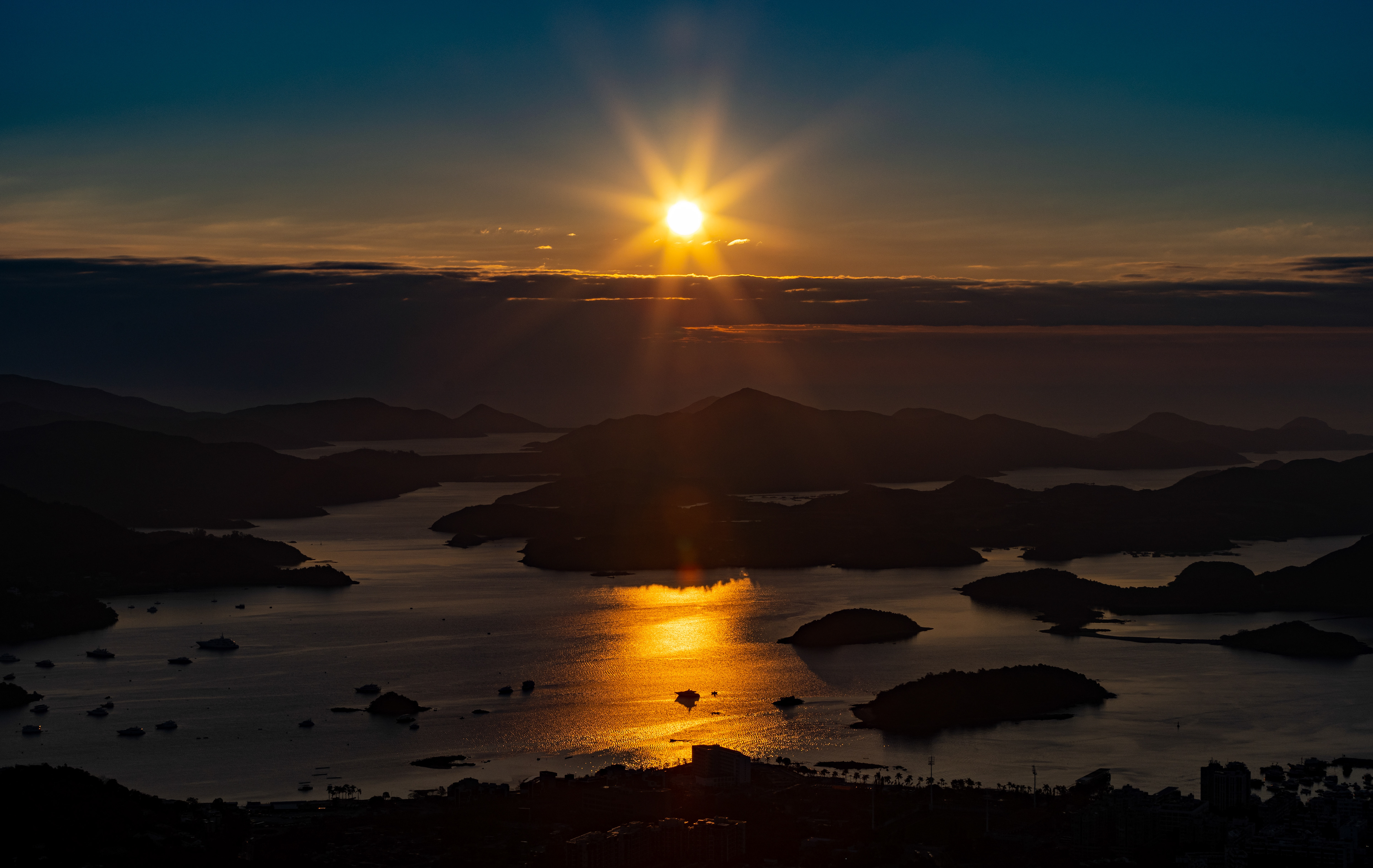 Sunrise at Ngong Ping Viewing Point [Panasonic Lumix DC-S5, Canon EF70-200mm f/2.8L IS II USM, Sigma MC-21]