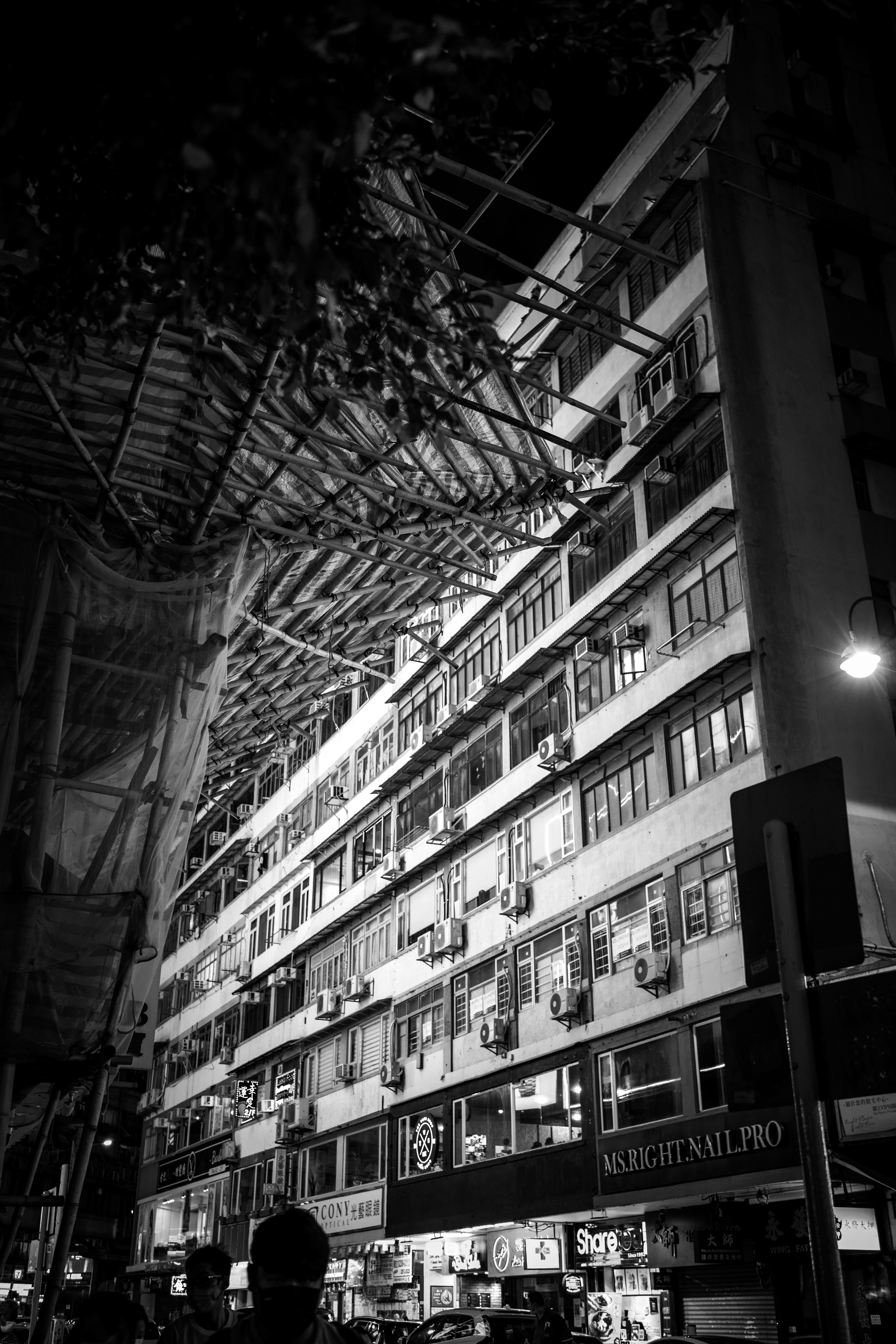 After dinner in Tsim Sha Tsui, enjoying the time to walk alone in the street. [Panasonic LUMIX DC-S5, Sigma 35mm F/2 DG DN | Contemporary 020]
