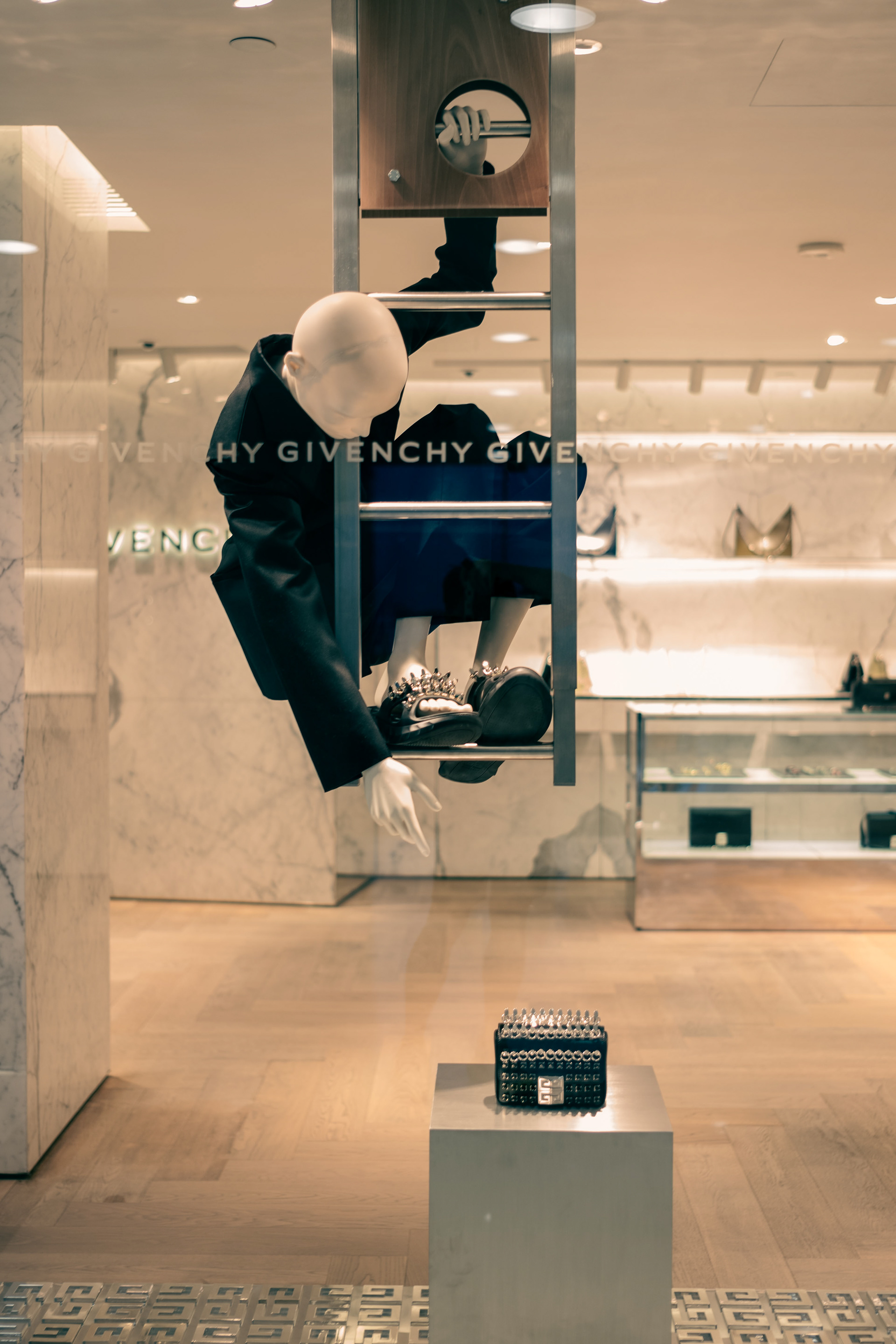 On July 1, 2021, there is nothing to celebrate in Hong Kong. With the closure of Apple Daily newspaper, the truth of matter can no longer be revealed. [LEICA M10, LEICA Summicron-M 35mm f/2 ASPH]