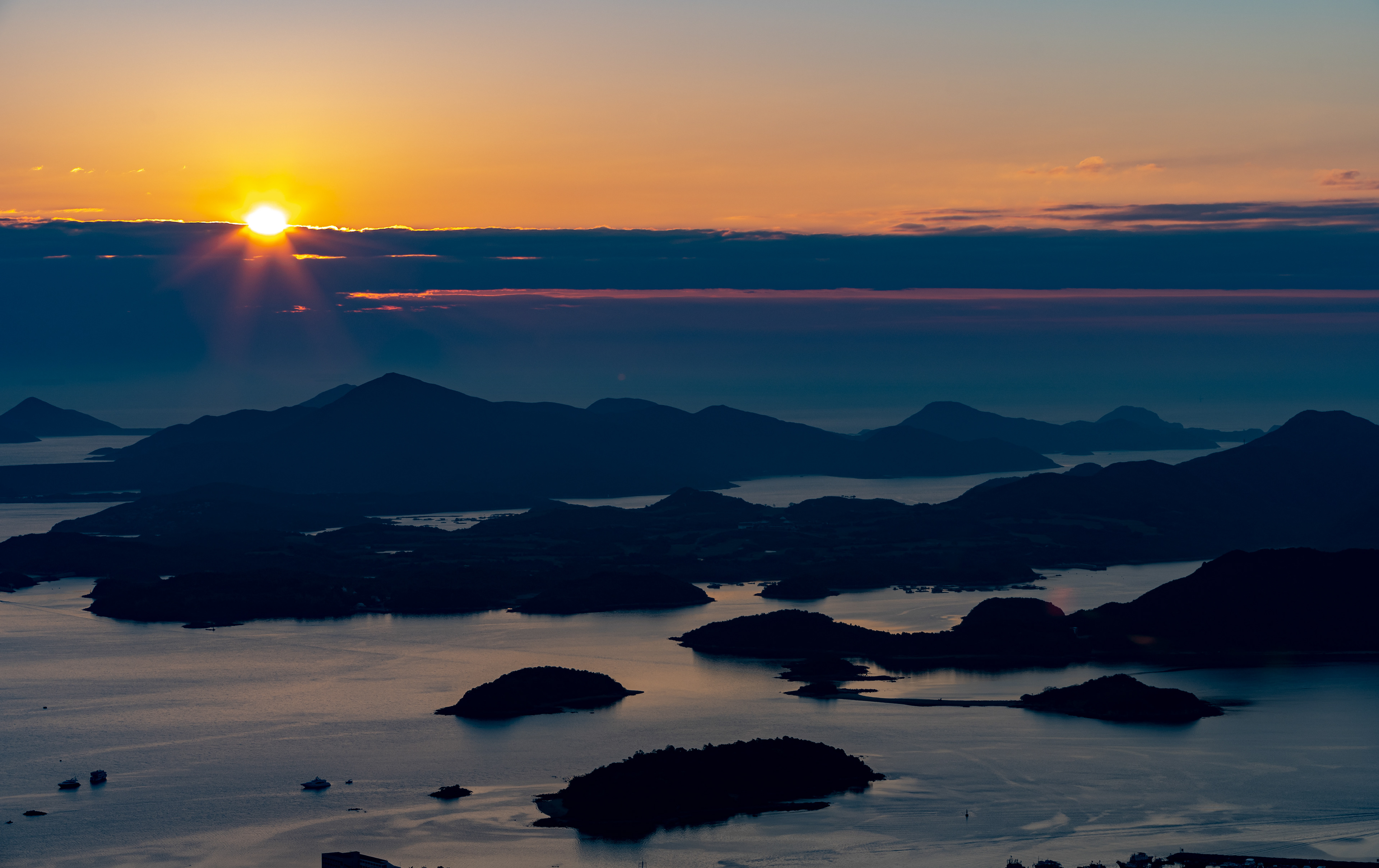 Sunrise at Ngong Ping Viewing Point [Panasonic Lumix DC-S5, Canon EF70-200mm f/2.8L IS II USM, Sigma MC-21]