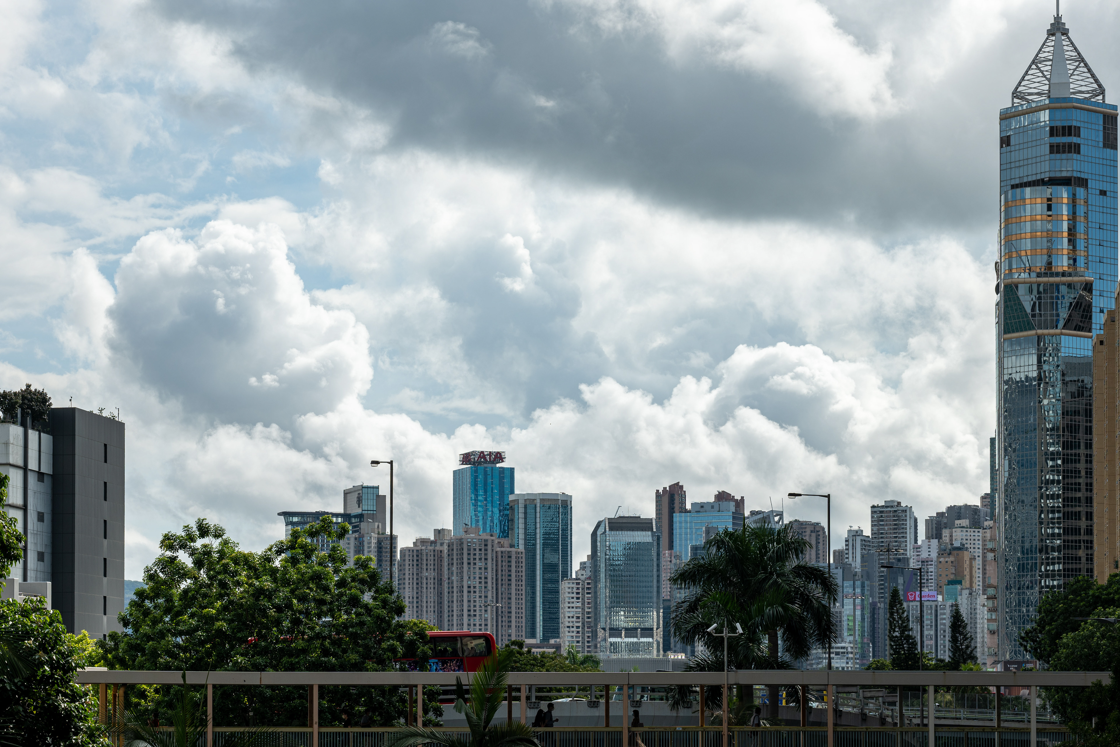 The cloud is so magnificent this morning! BTW, can you spot his head? [Panasonic LUMIX DC-S5, Sigma 85mm F1.4 DG DN | Art 020]