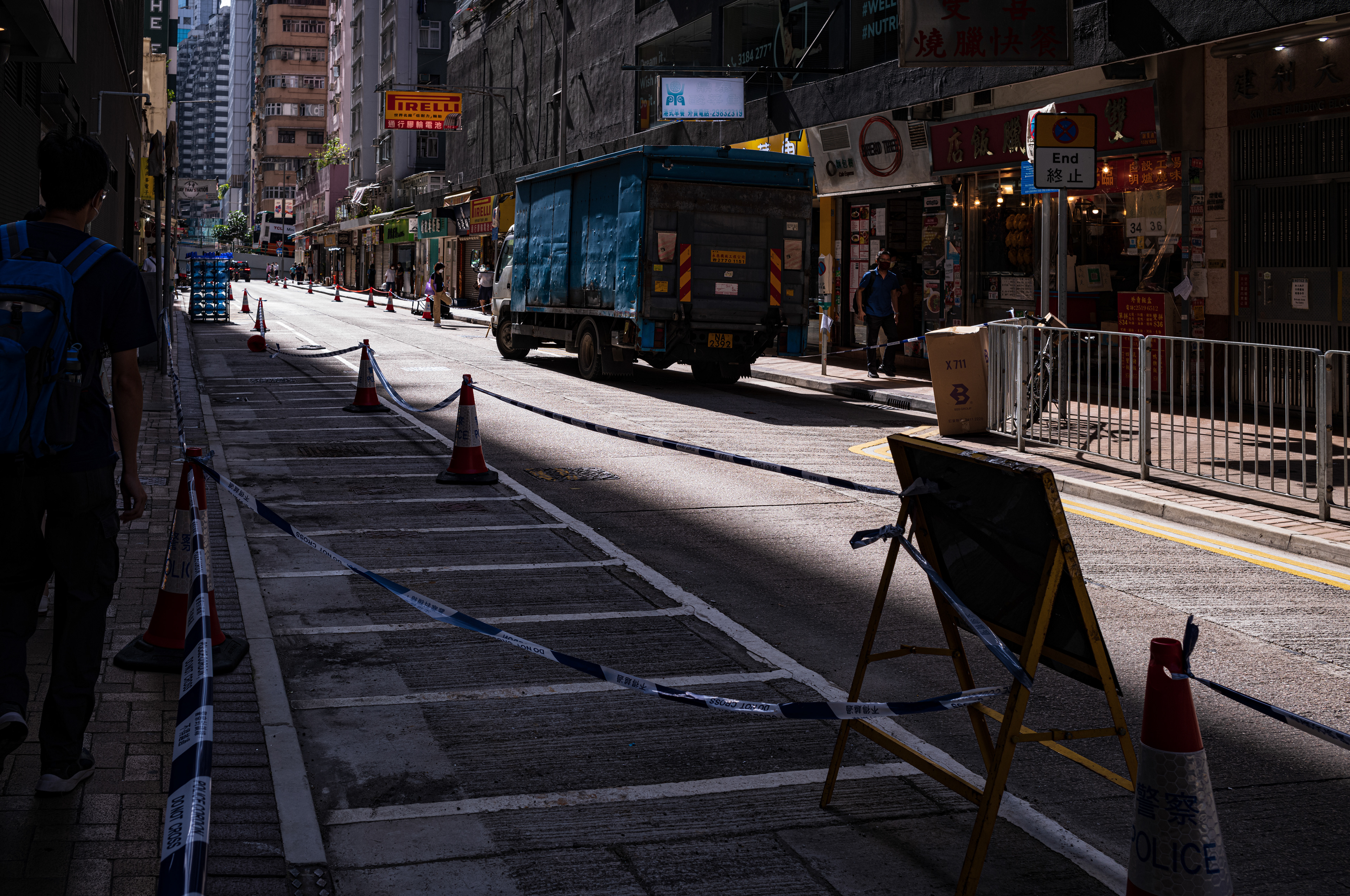 This is how we celebrate the 25th anniversary of the establishment of the Hong Kong Special Administrative Region (HKSAR), usually there are many cars parked on both sides, but not today. [LEICA M11, LEICA Summicron-M 35mm f/2 ASPH]