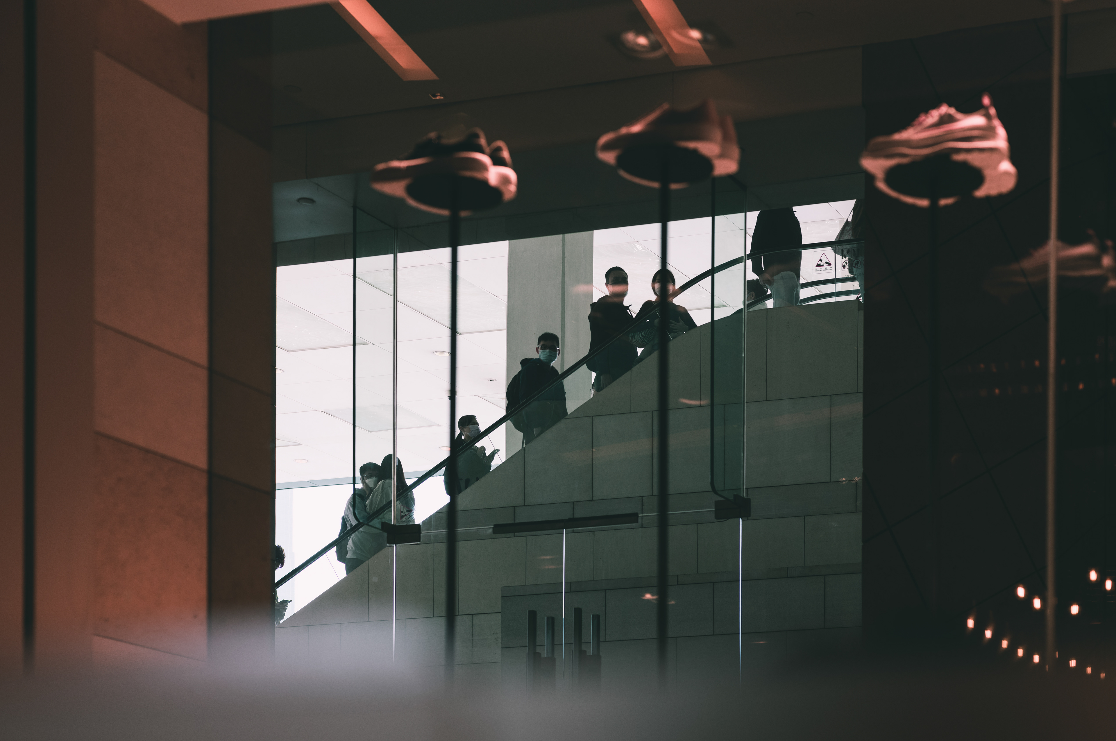 When I saw this, I told my friends that those people looked like they were standing on a conveyor belt in the factory. [LEICA M11, Voigtlander Nokton 75mm f/1.5 Aspherical]
