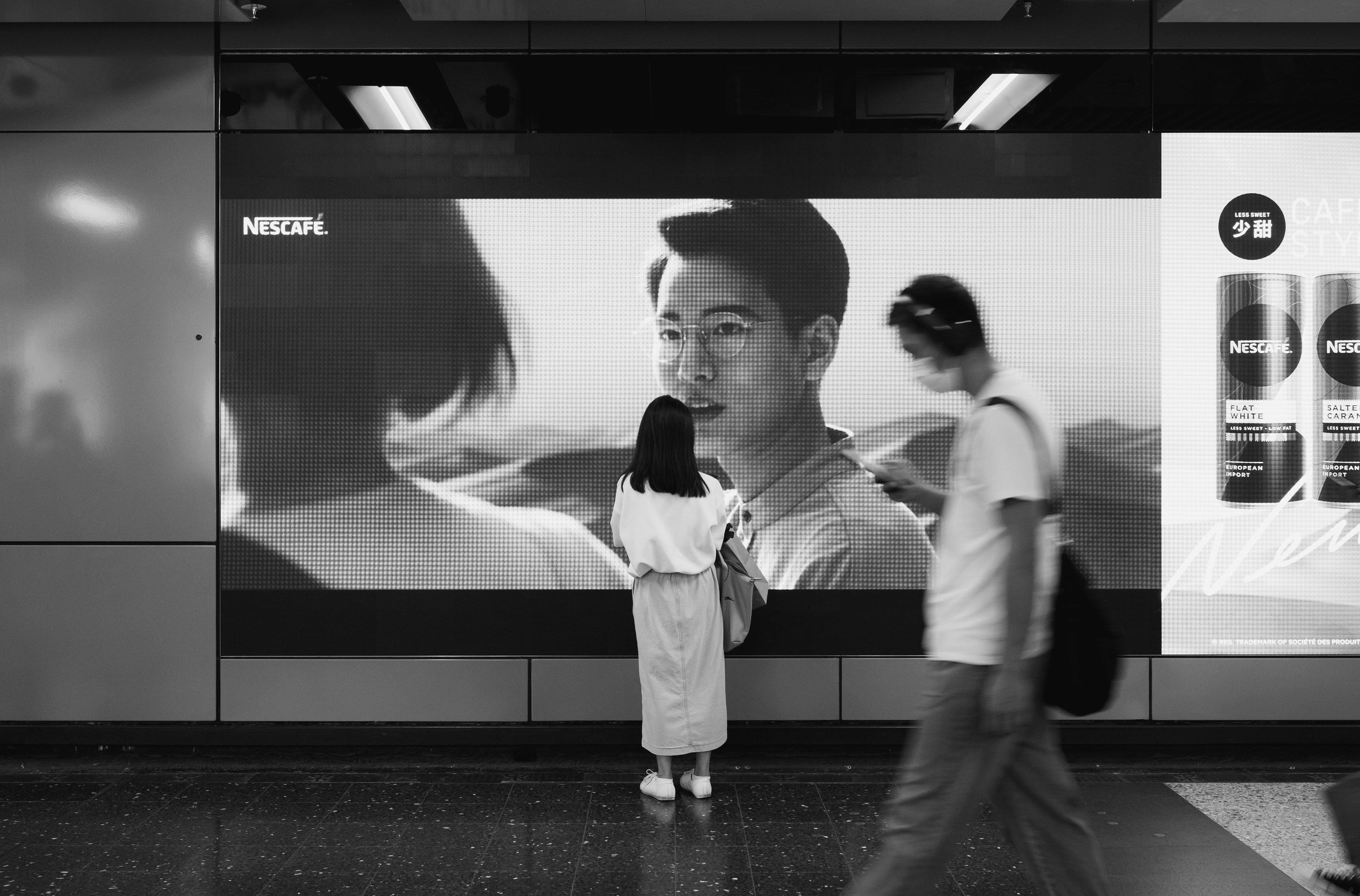 Nowadays, "face the wall" is a common scene on streets of Hong Kong. People stand in front of the wall, take off their masks to drink water or wipe their faces. [LEICA M10, LEICA Summicron-M 35mm f/2 ASPH]