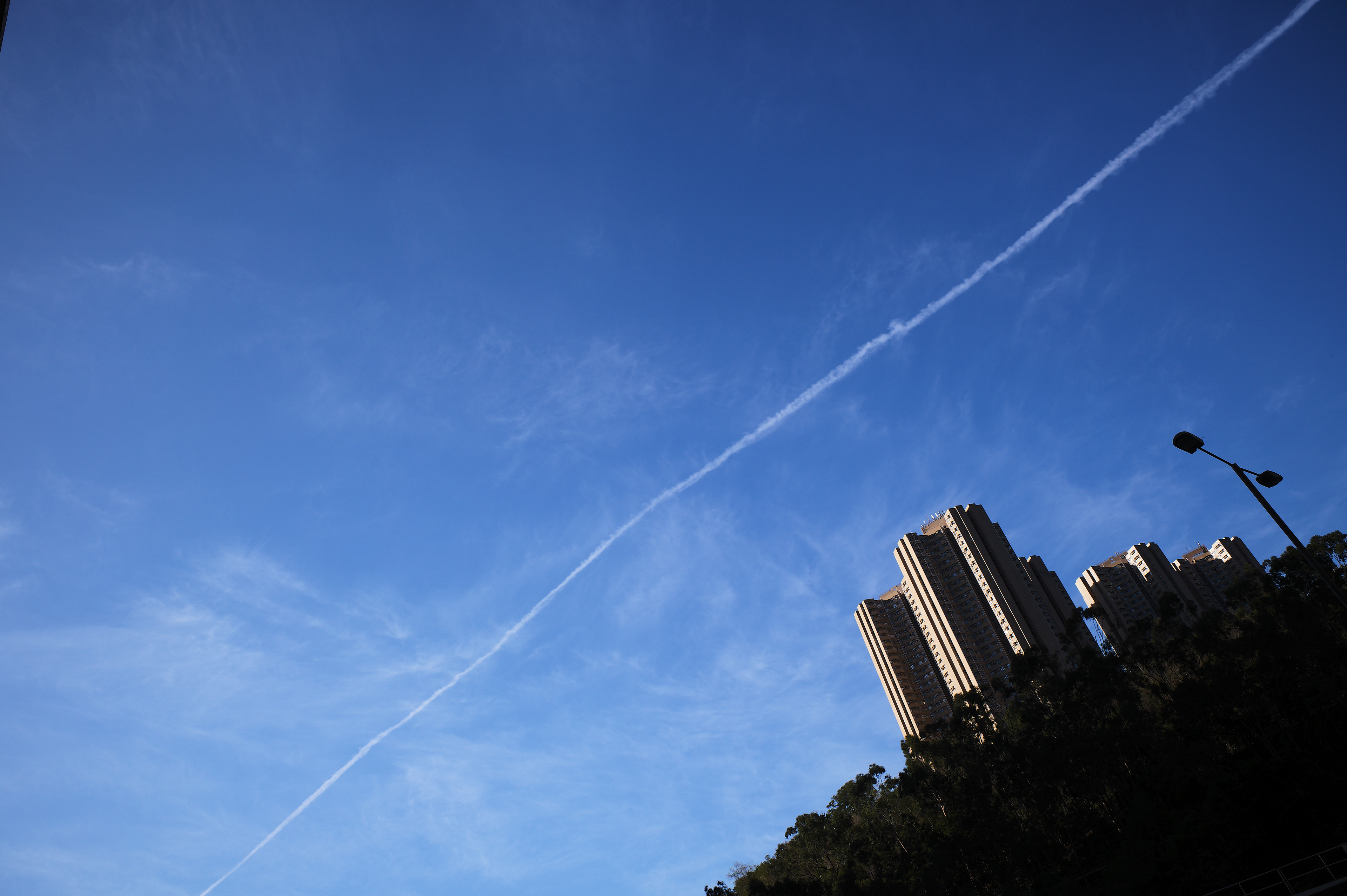 Contrails Clouds [LEICA M11, LEICA Elmarit-M 24mm f/2.8 ASPH]