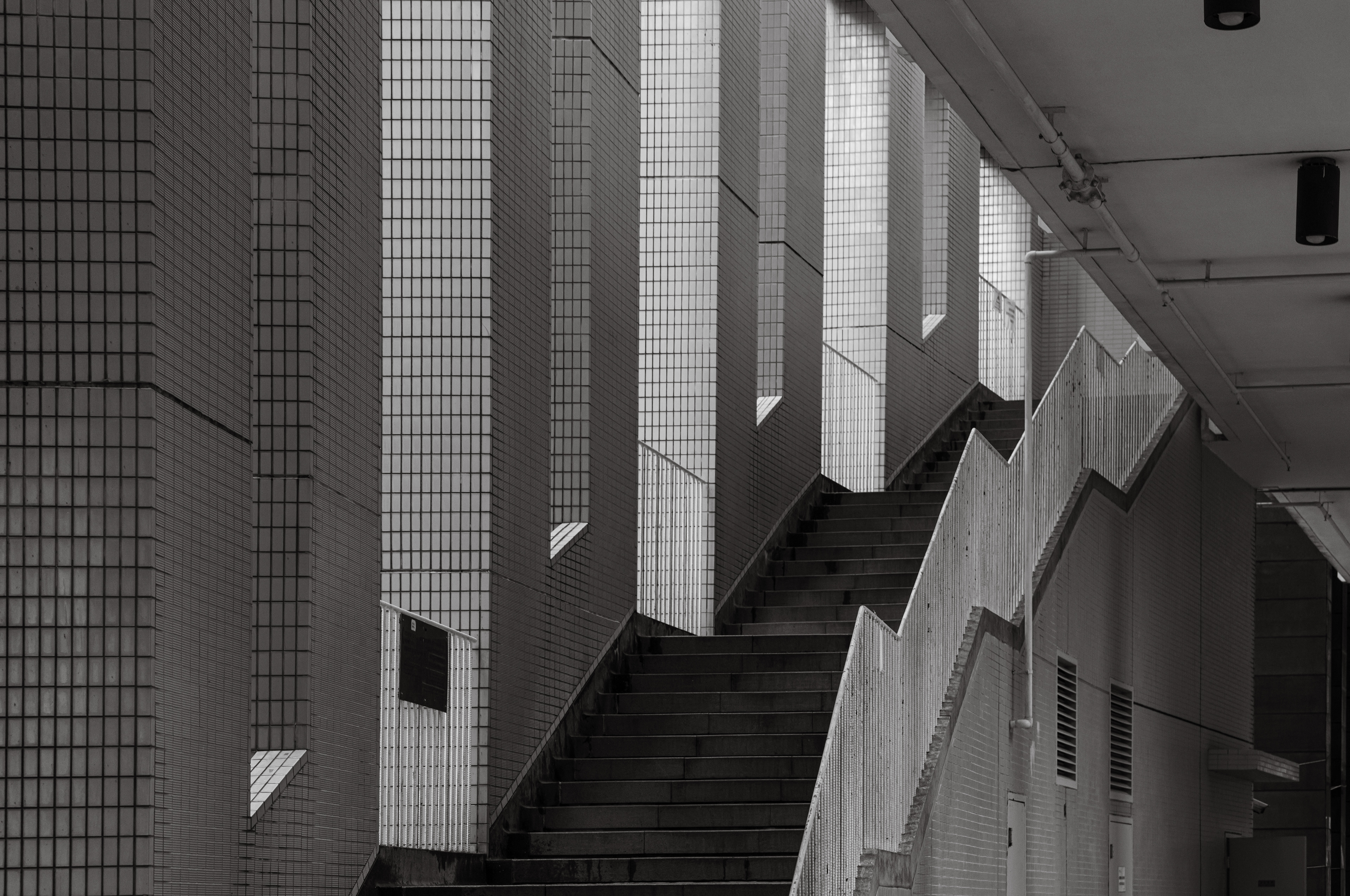 It's no fun being outdoors at all on a gloomy rainy day. Holding my rangefinder and enjoy the moment of choosing focus and using the depth of field ruler. [LEICA M11, Voigtlander Nokton 75mm f/1.5 Aspherical]