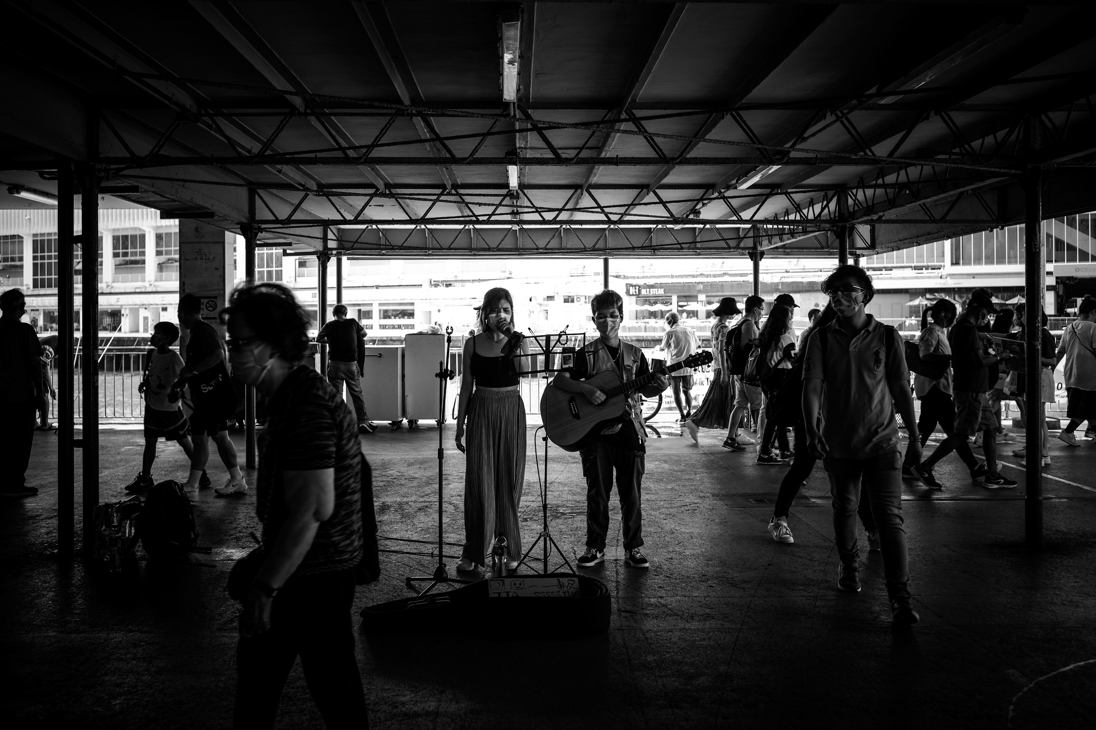 Busker in TST [LEICA M10, LEICA Summicron-M 35mm f/2 ASPH]