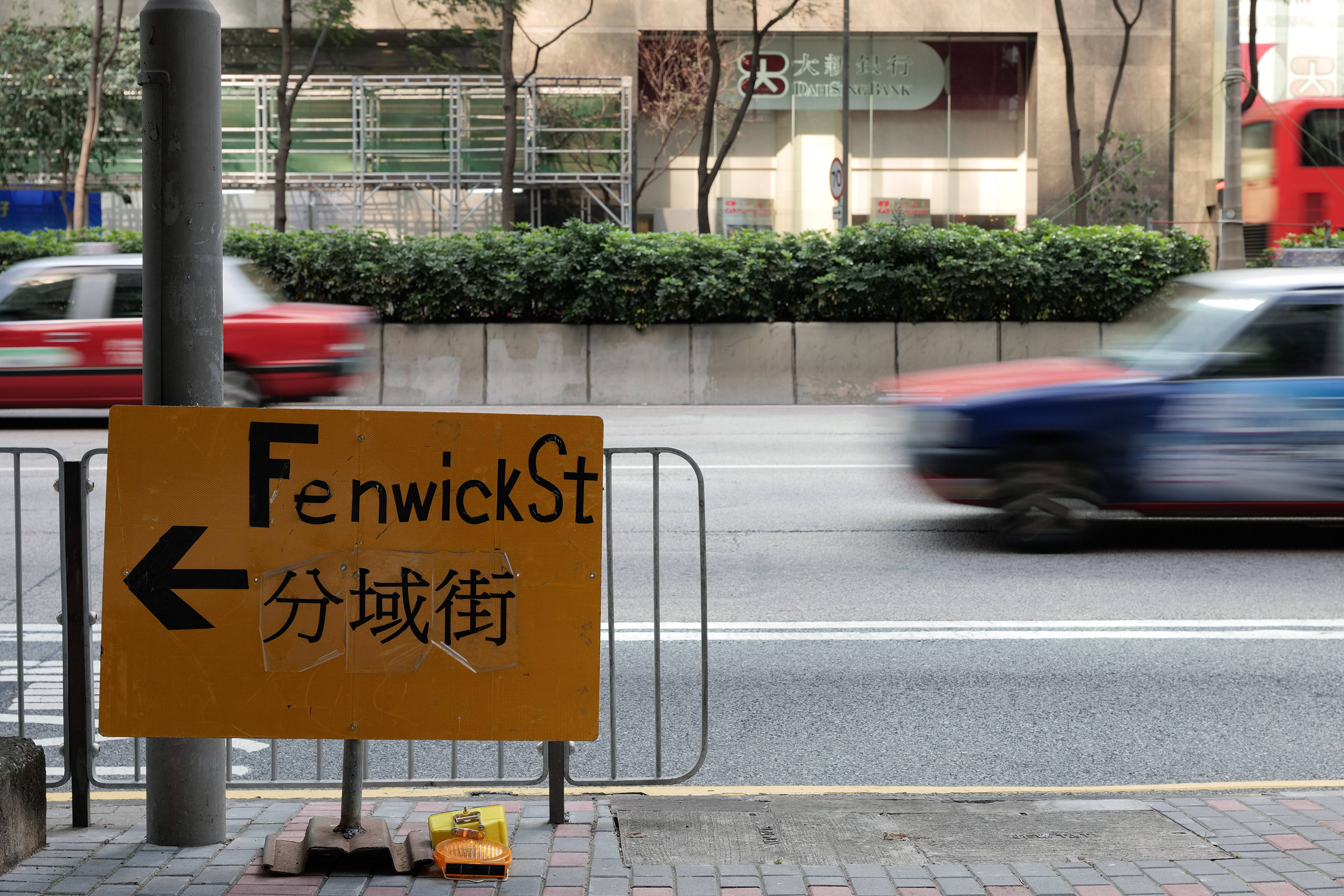 Have you noticed the English characters? They are made of plastic tape.