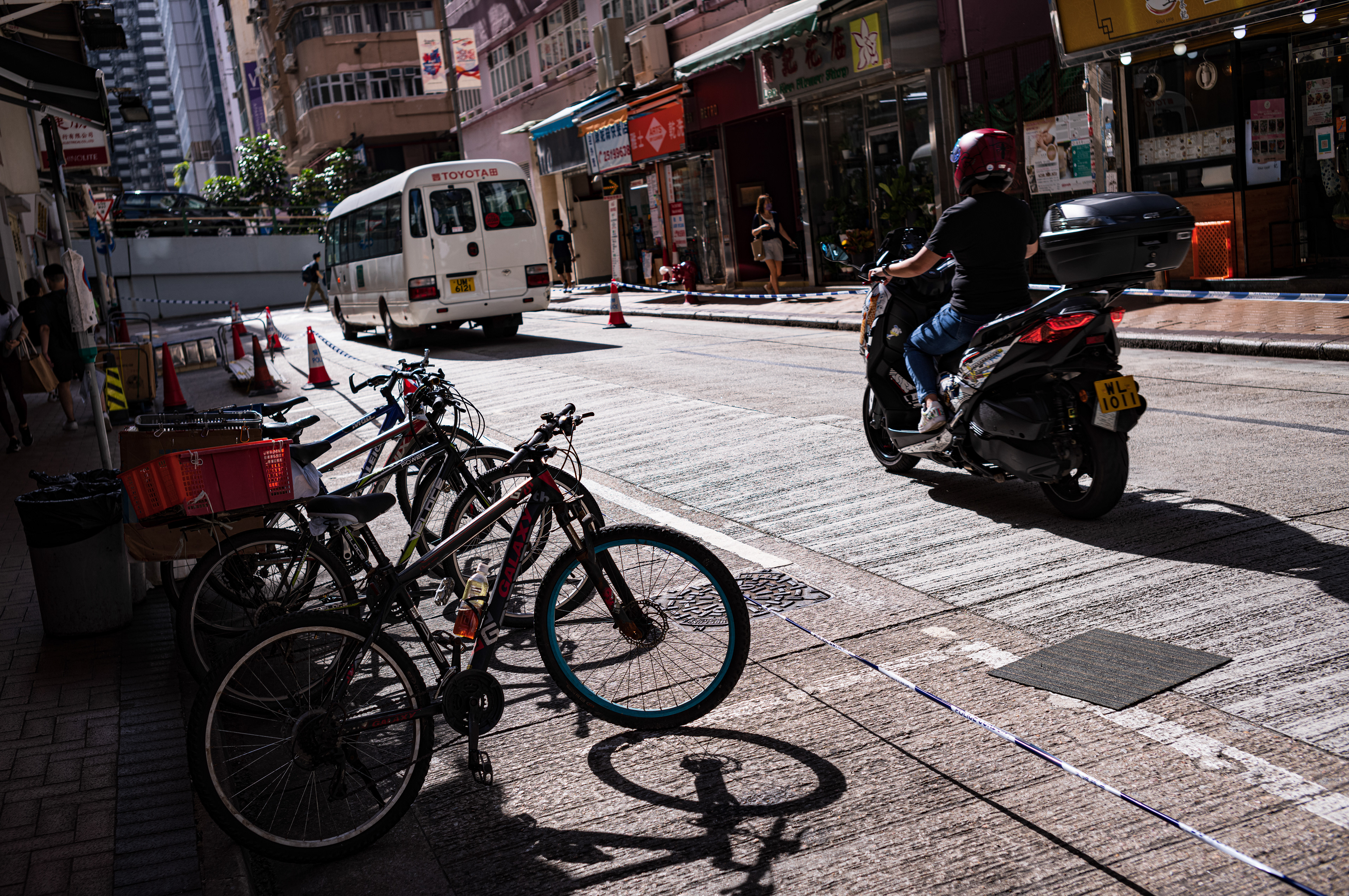 This is how we celebrate the 25th anniversary of the establishment of the Hong Kong Special Administrative Region (HKSAR), usually there are many cars parked on both sides, but not today. [LEICA M11, LEICA Summicron-M 35mm f/2 ASPH]