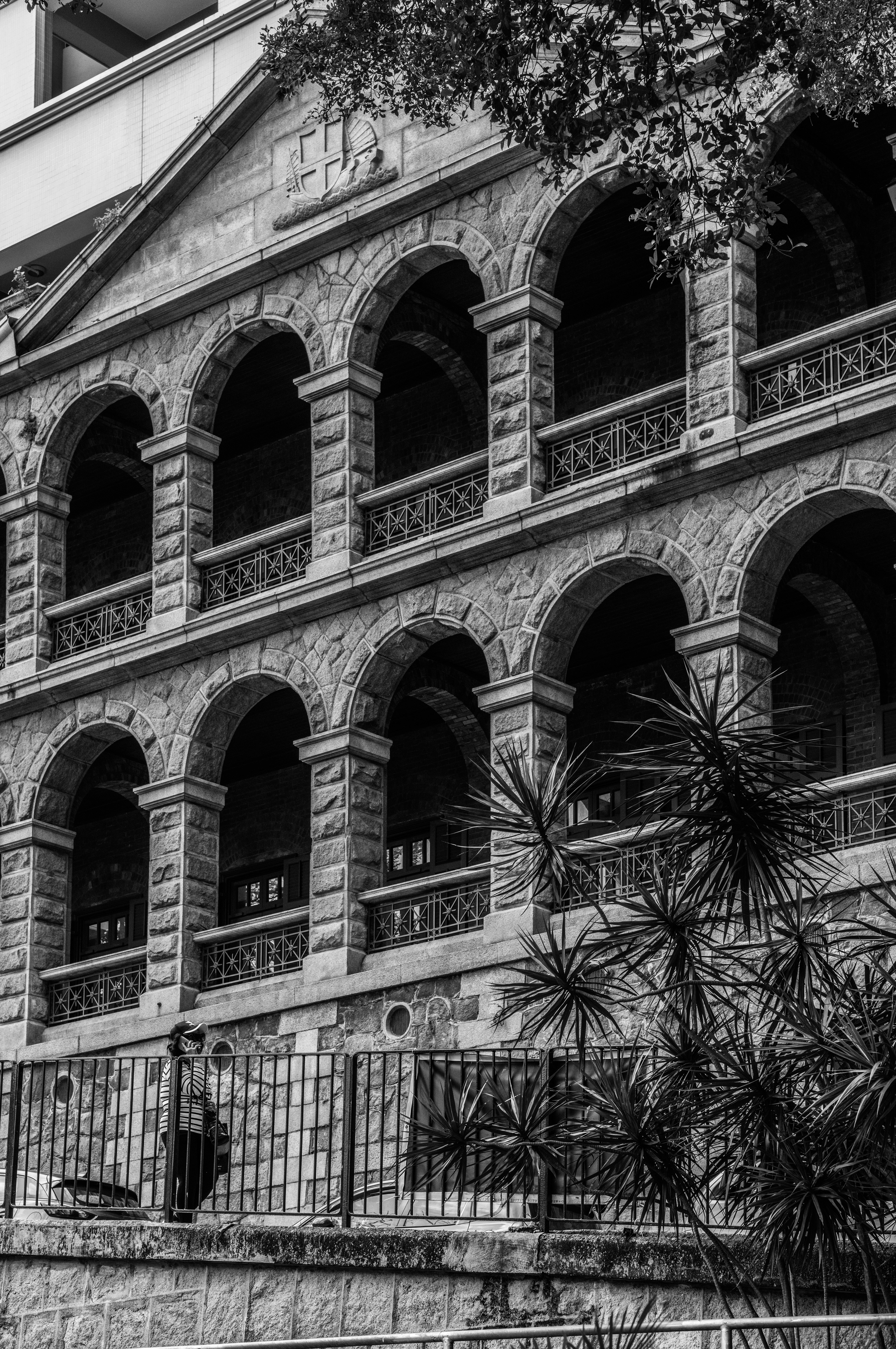Sai Ying Pun Community Complex is located at 2 High Street, Sai Ying Pun, Hong Kong. It is a 9-storey building built on the site of the Old Mental Hospital, of which only the granite facade and arched verandah were preserved. [LEICA M11, Voigtlander Nokton 75mm f/1.5 Aspherical]