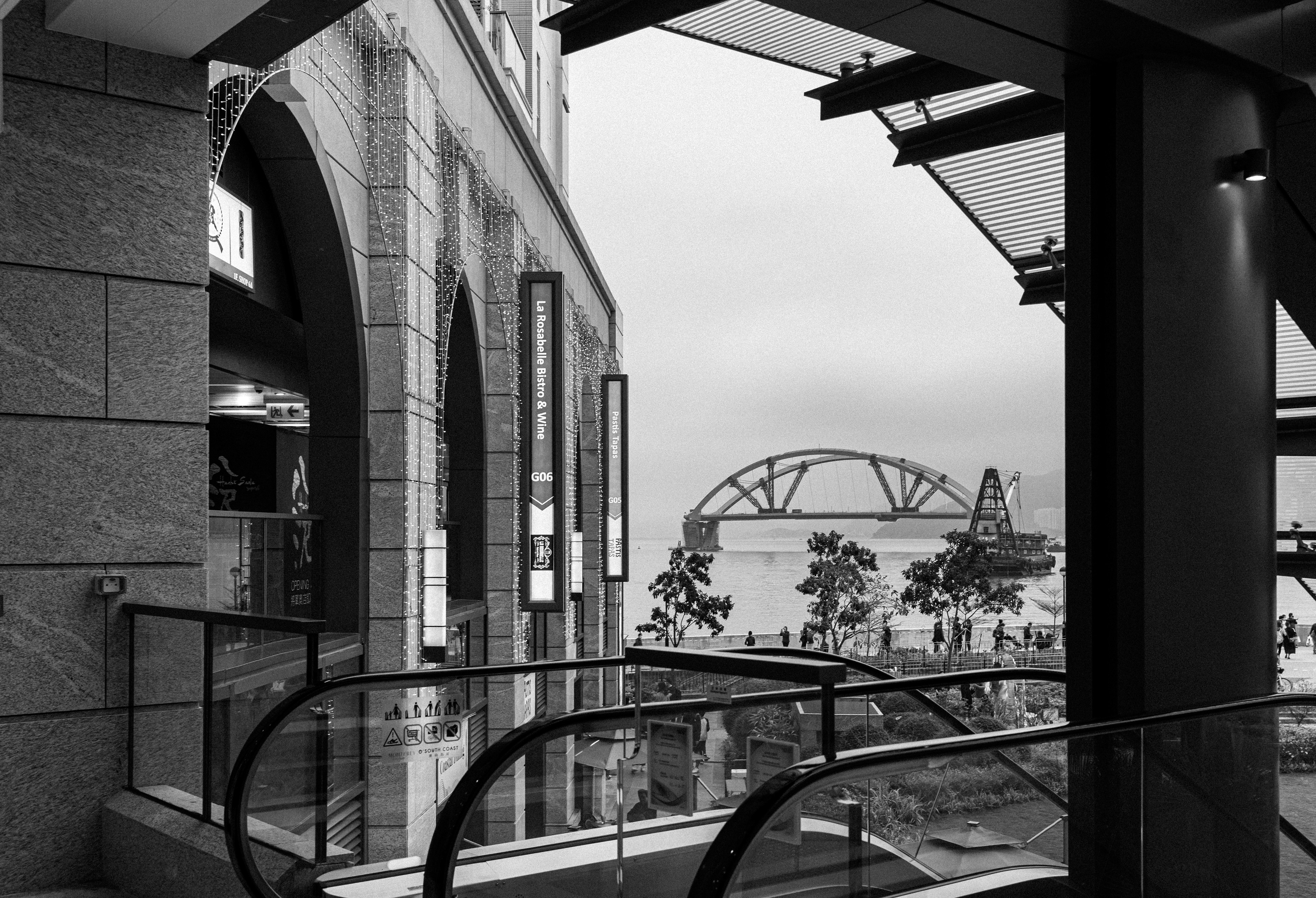 The bridge is under construction. [Leica M10, Zeiss Biogon T* 2/35 ZM]