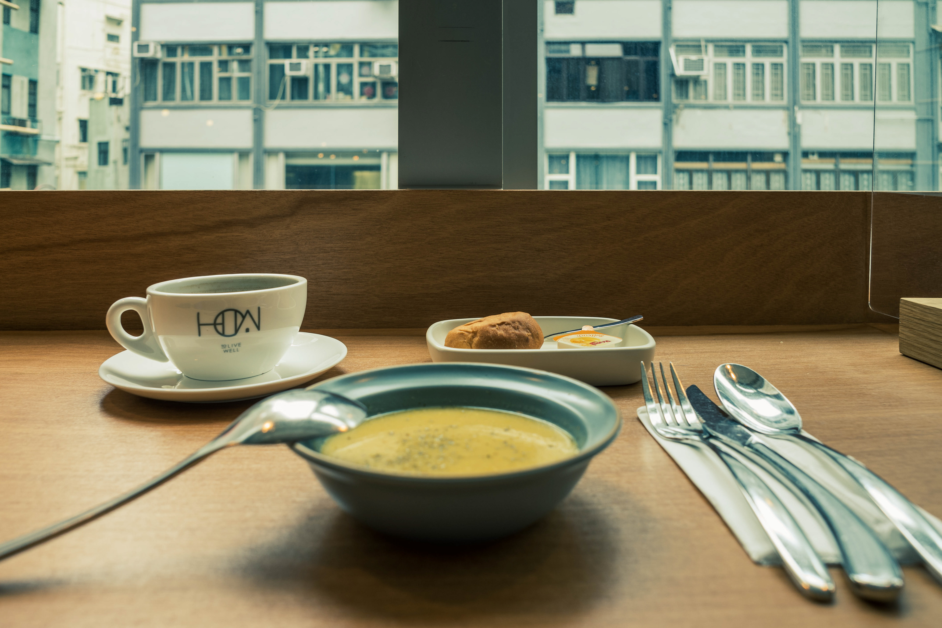 Lunch alone at "HOW TO LIVE WELL" [LEICA M10, LEICA Summicron-M 35mm f/2 ASPH]