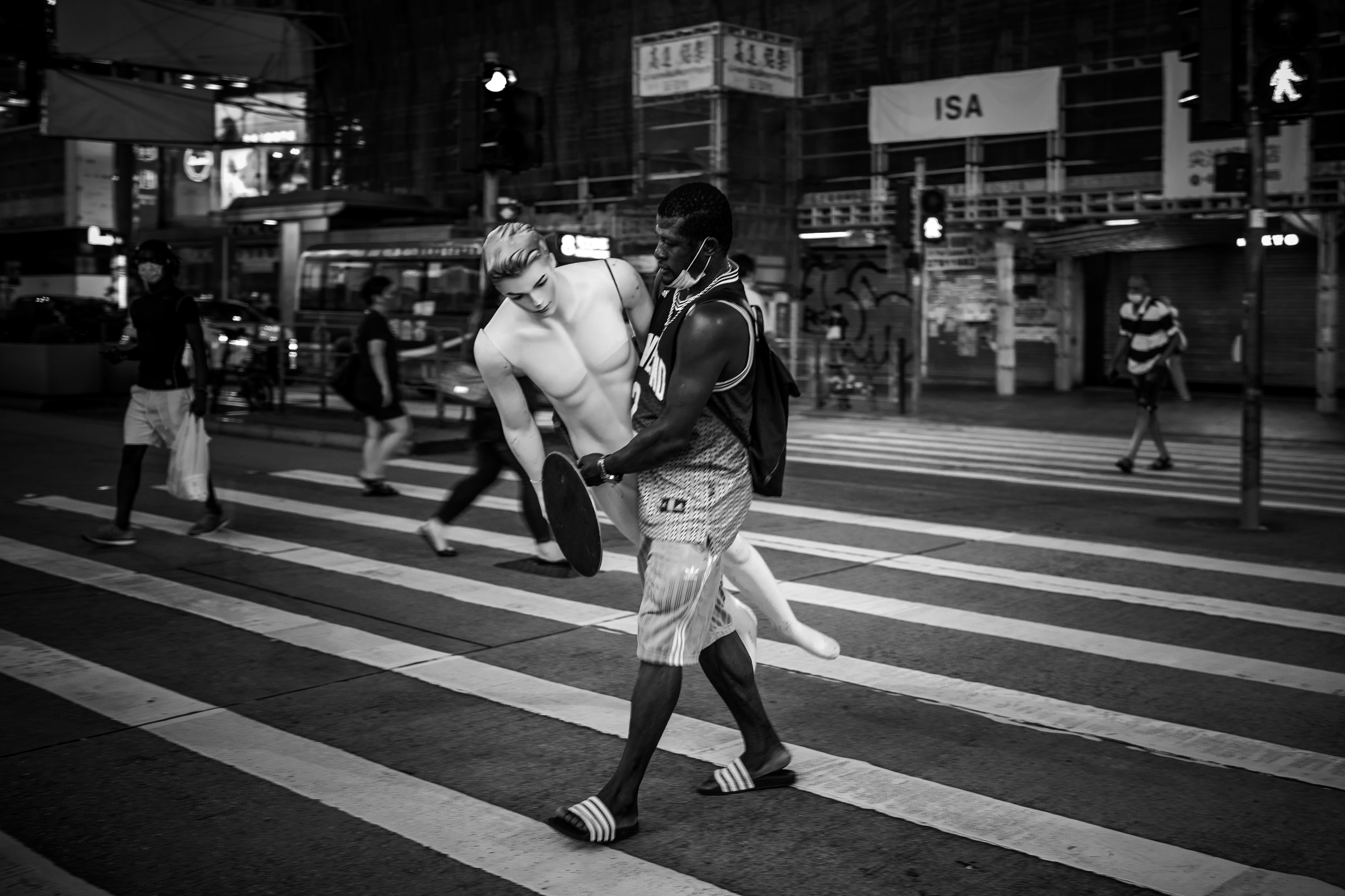 After dinner in Tsim Sha Tsui, enjoying the time to walk alone in the street. [Panasonic LUMIX DC-S5, Sigma 35mm F/2 DG DN | Contemporary 020]